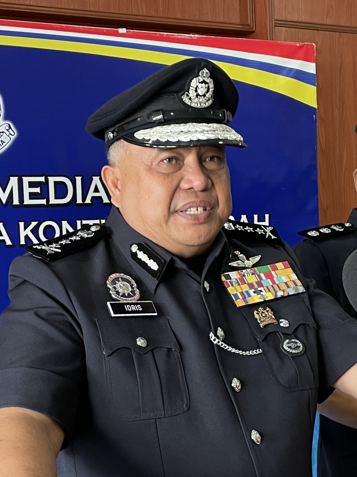 (修改版)女子与多人同谋杀夫案 8警共11人被扣查 女主嫌已被控