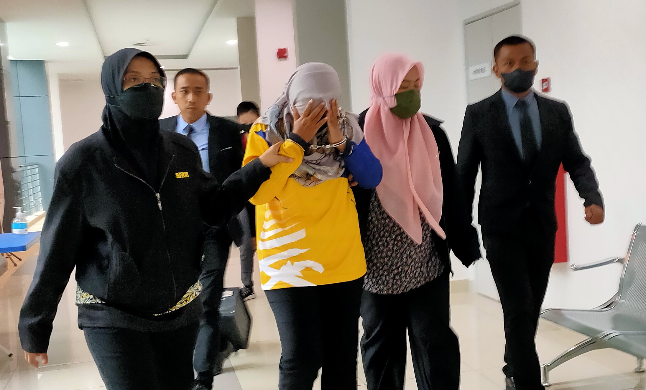 （全国版）加央医院副院长涉诈骗前线人员逾27万冠病津贴，被控10罪否认有罪要求审讯