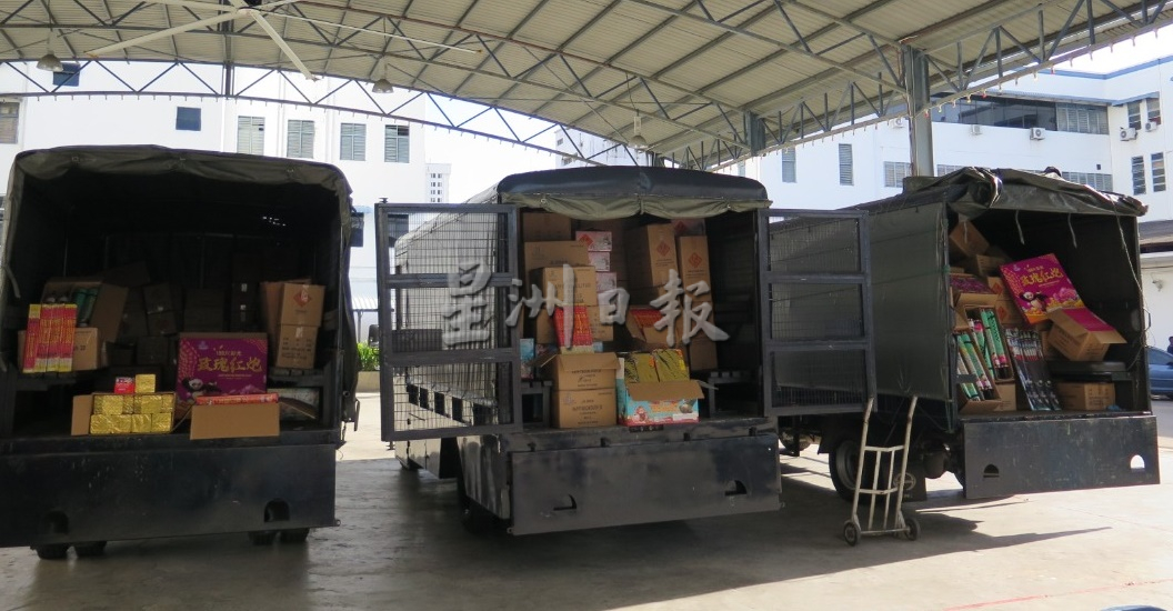 槟警捕3毒贩意外起烟花爆竹，须4大卡车载完回警局