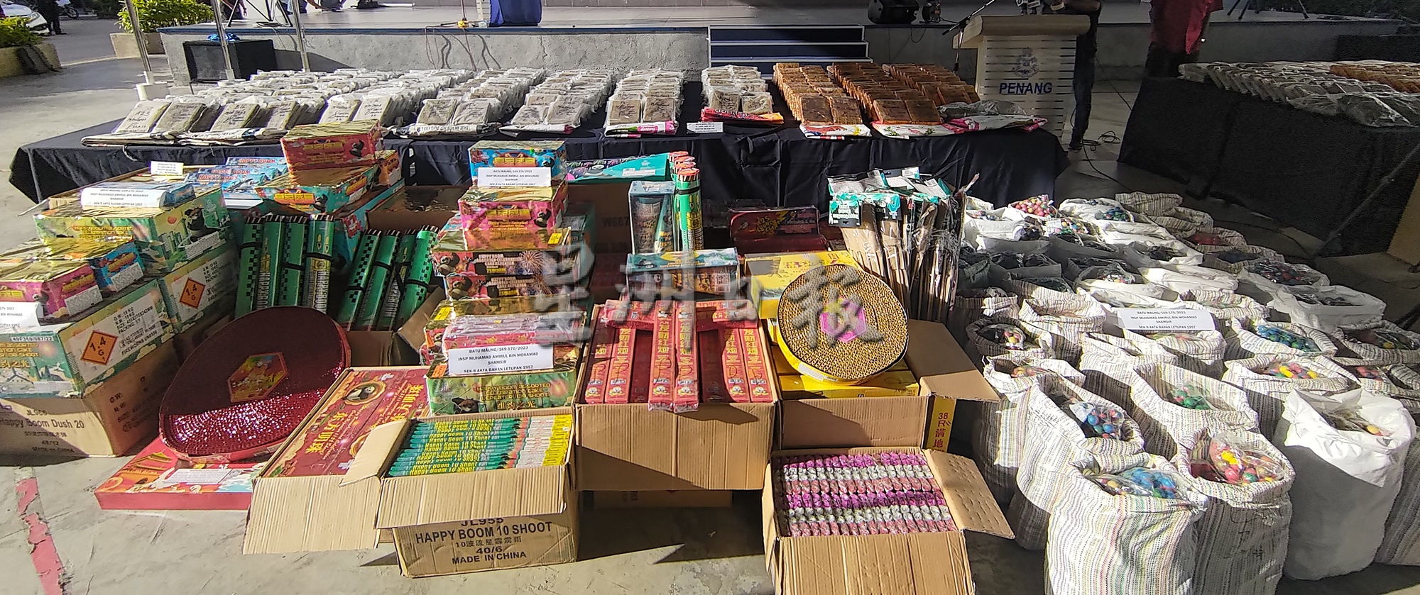 槟警捕3毒贩意外起烟花爆竹，须4大卡车载完回警局