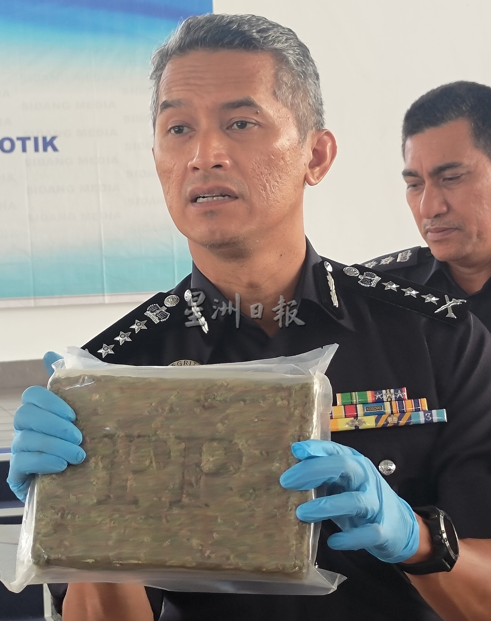 槟警捕3毒贩意外起烟花爆竹，须4大卡车载完回警局