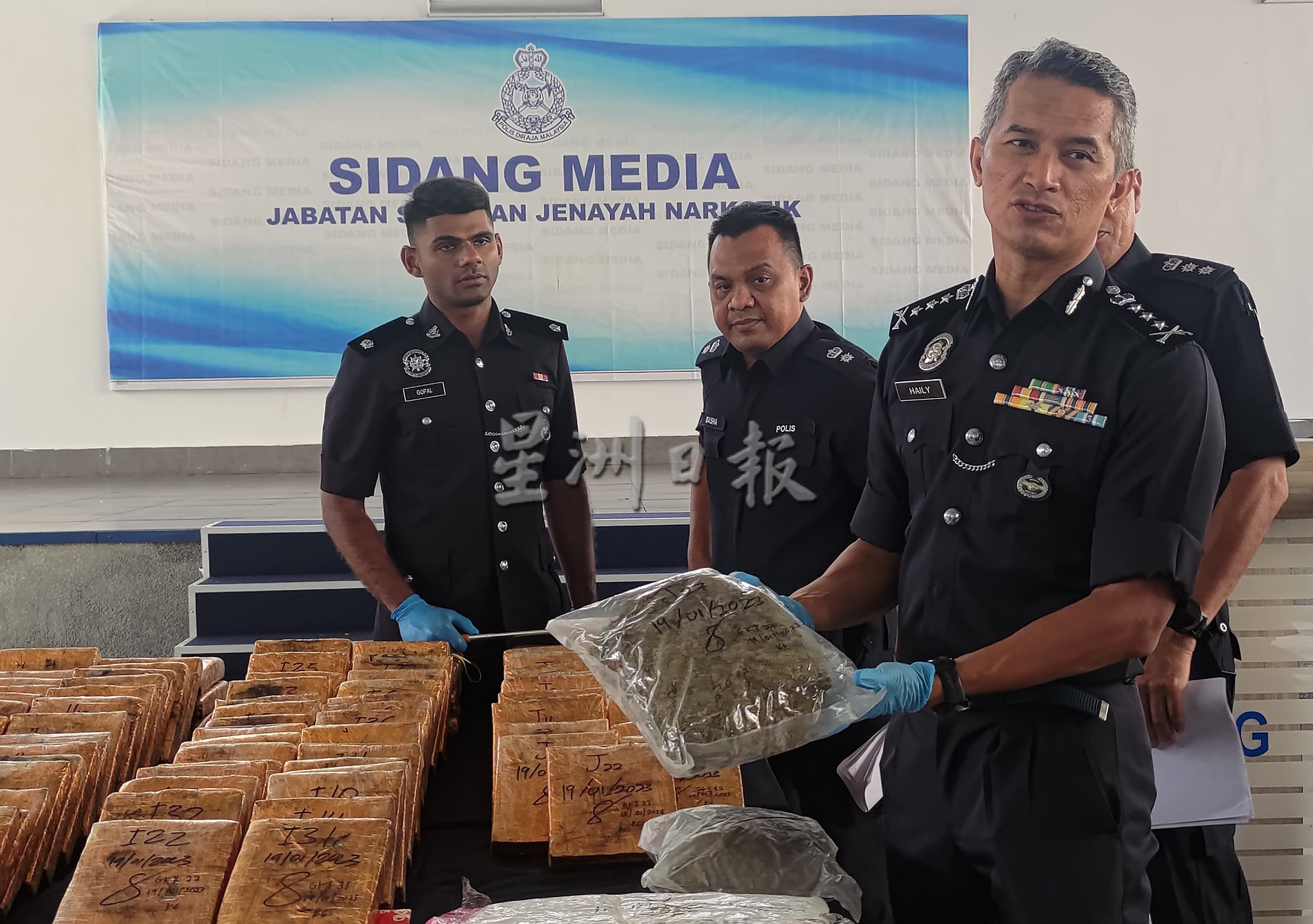 槟警捕3毒贩意外起烟花爆竹，须4大卡车载完回警局