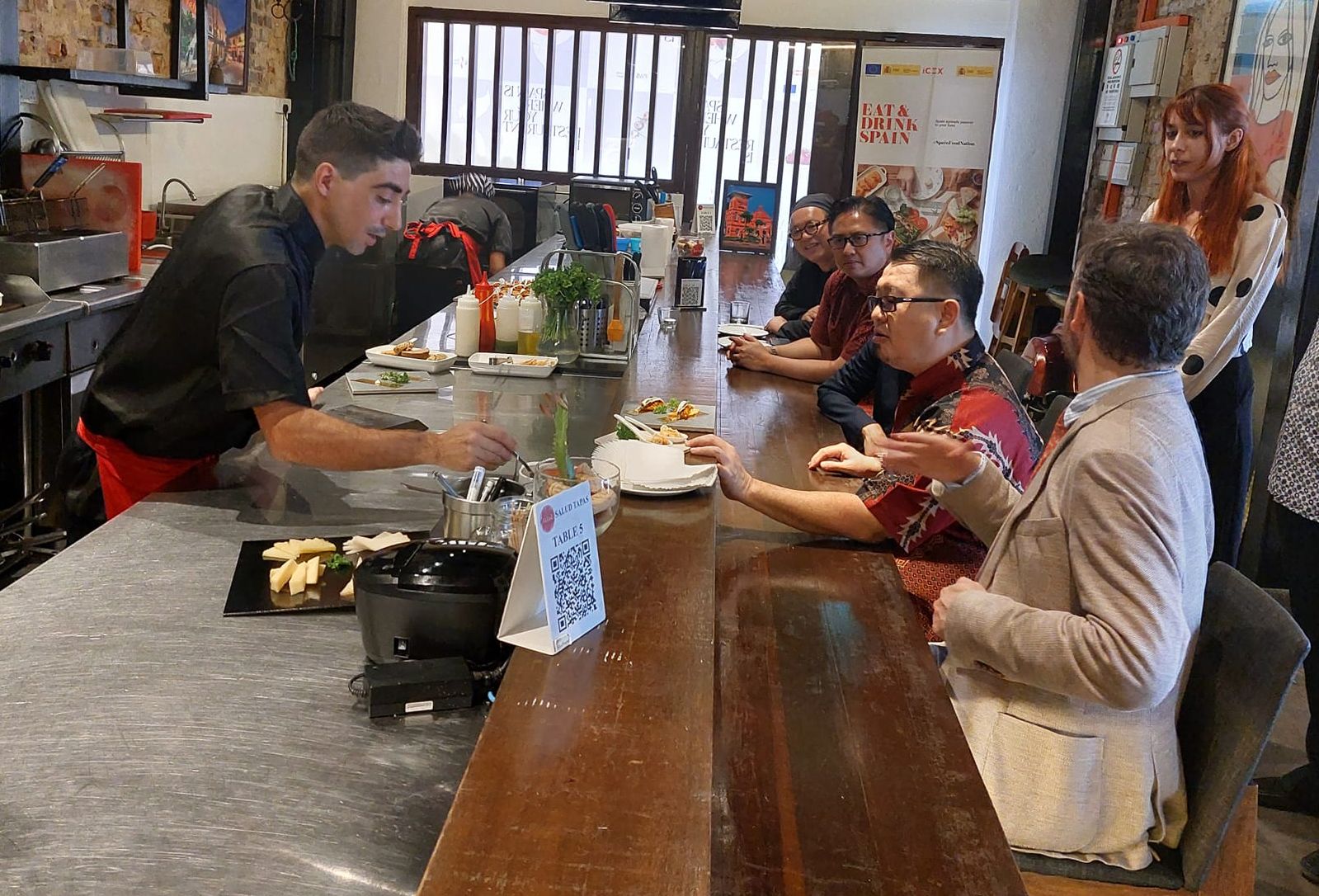 （古城主文）Salud Tapas 西班牙餐厅获得我国驻西班牙大使馆颁发正宗西班牙美食认证