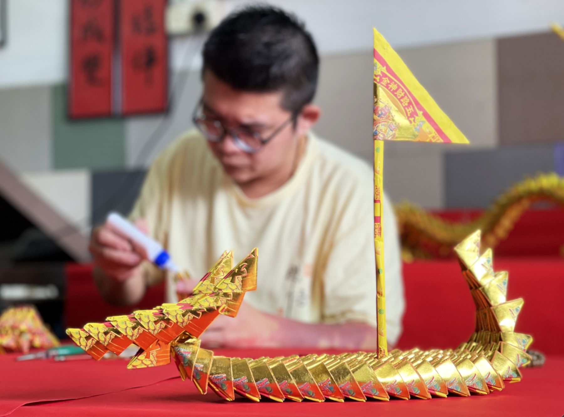 (古城封底主文)【带你去找爱】:折金纸造型的爱