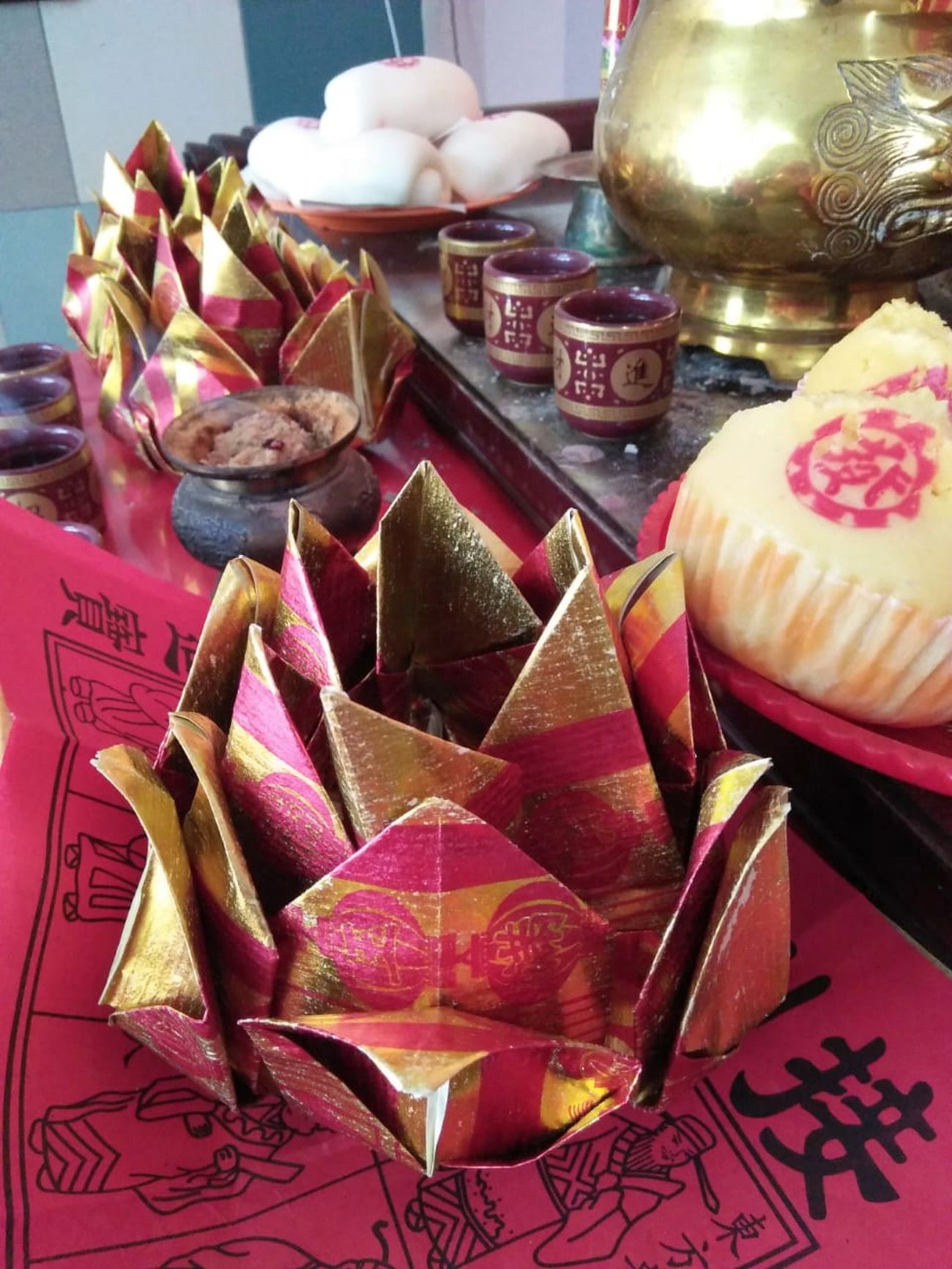 (古城封底主文)【带你去找爱】:折金纸造型的爱