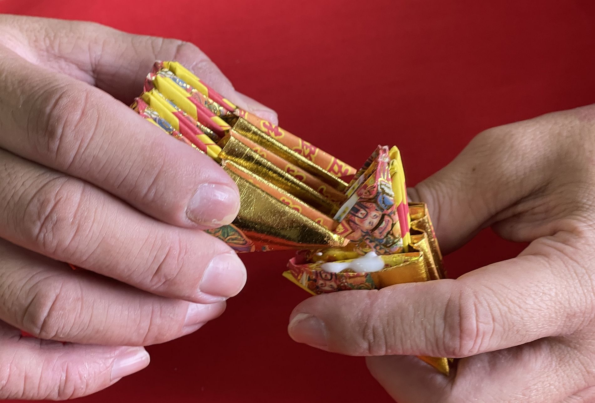 (古城封底主文)【带你去找爱】:折金纸造型的爱