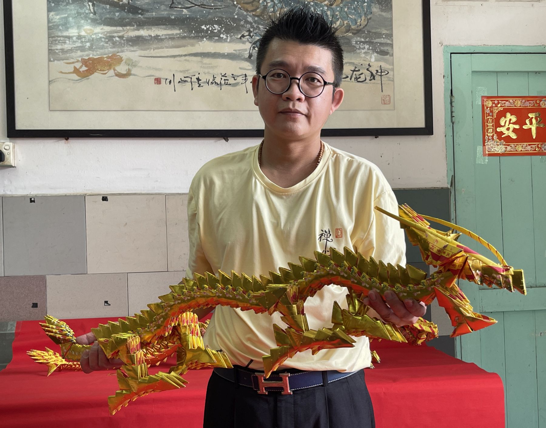 (古城封底主文)【带你去找爱】:折金纸造型的爱