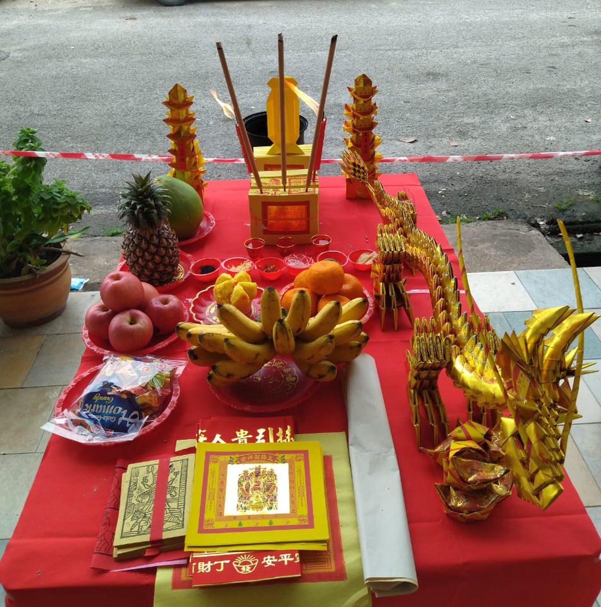 (古城封底主文)【带你去找爱】:折金纸造型的爱