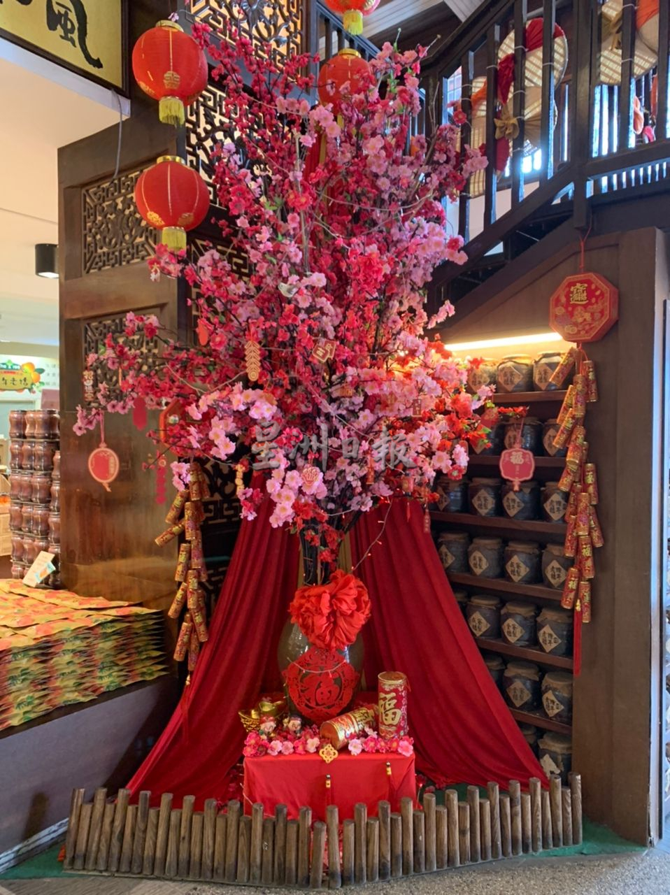 (古城封底主文)鸡场街挂灯笼红绫花灯贺岁旗 办庙会花市感受新年气氛