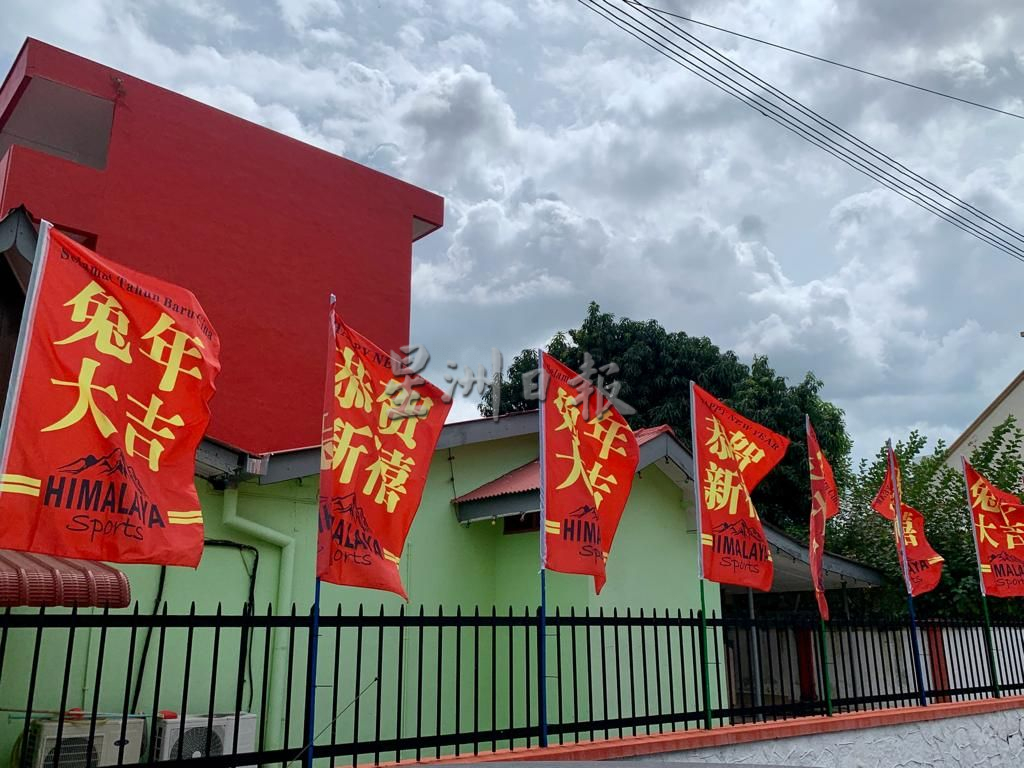 (古城封底主文)鸡场街挂灯笼红绫花灯贺岁旗 办庙会花市感受新年气氛