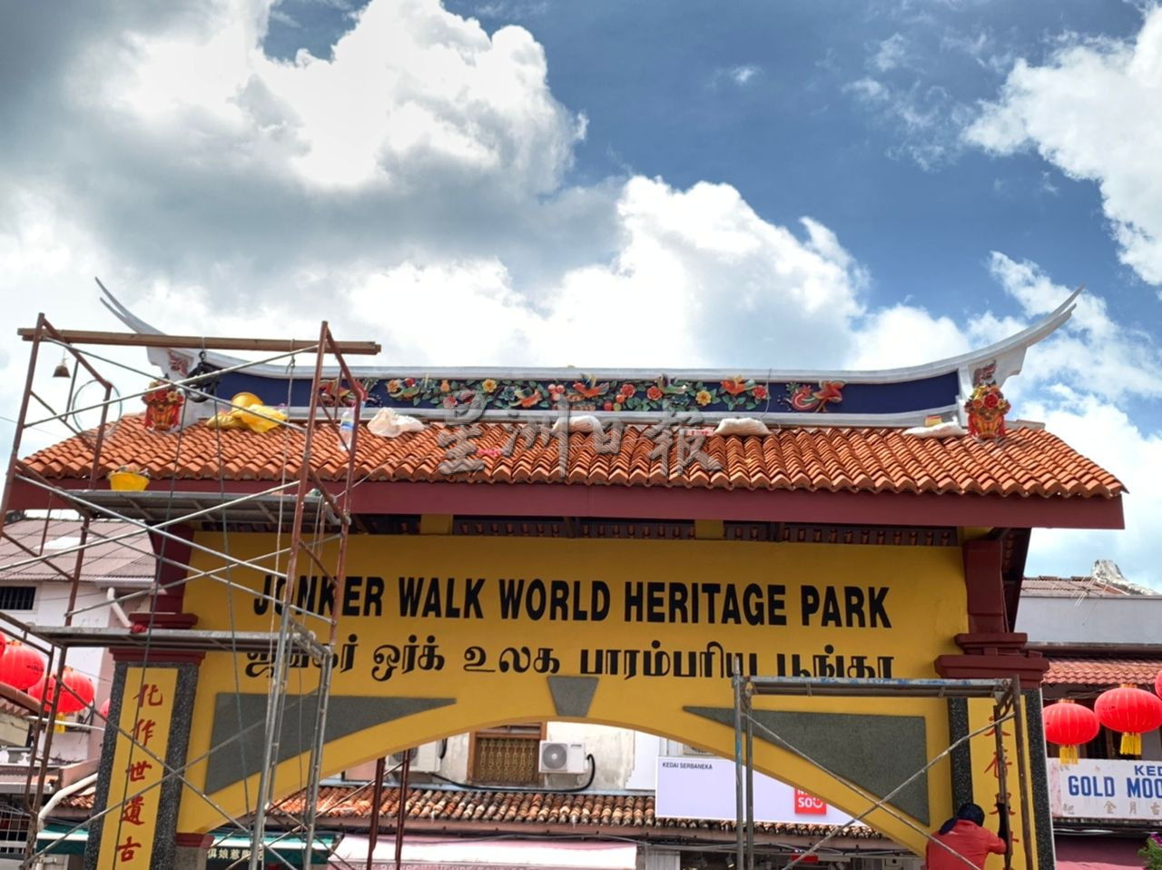 (古城封底主文)鸡场街挂灯笼红绫花灯贺岁旗 办庙会花市感受新年气氛