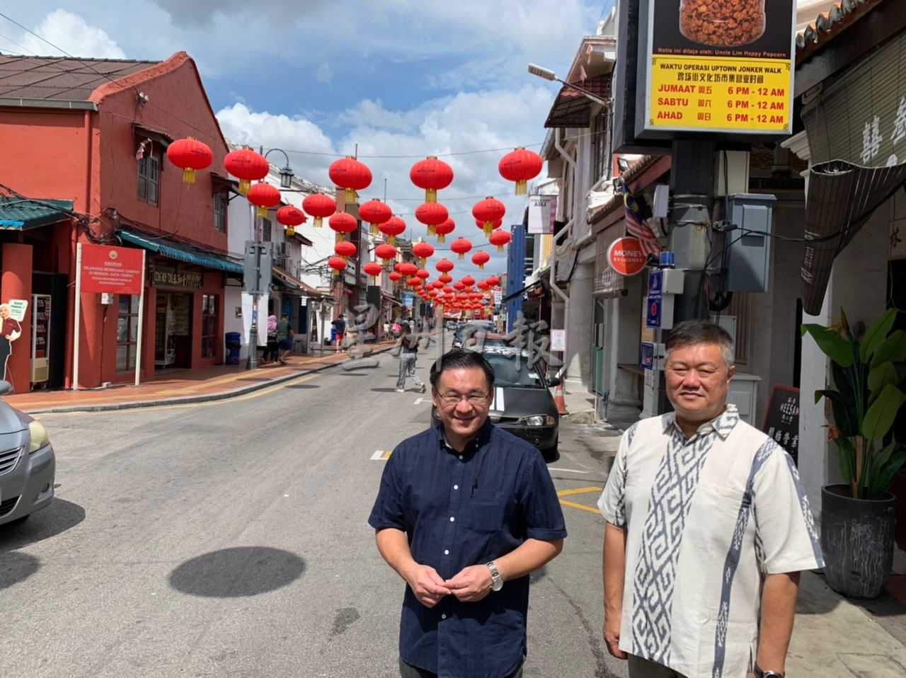 (古城封底主文)鸡场街挂灯笼红绫花灯贺岁旗 办庙会花市感受新年气氛