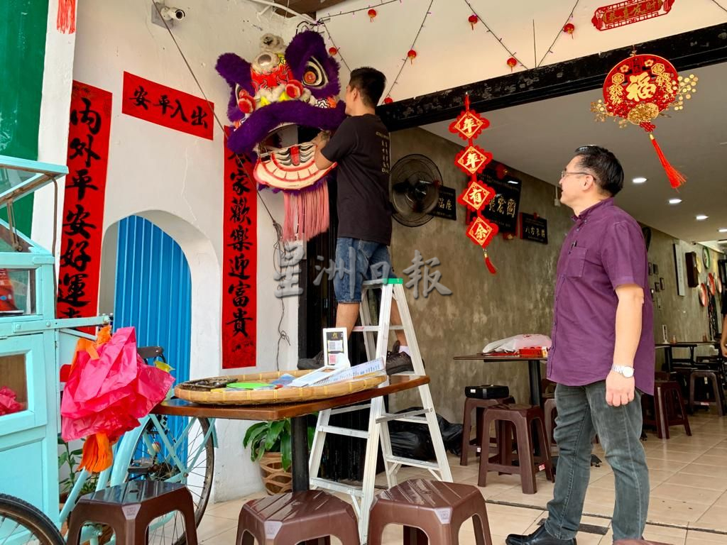 (古城封底主文)鸡场街挂灯笼红绫花灯贺岁旗 办庙会花市感受新年气氛