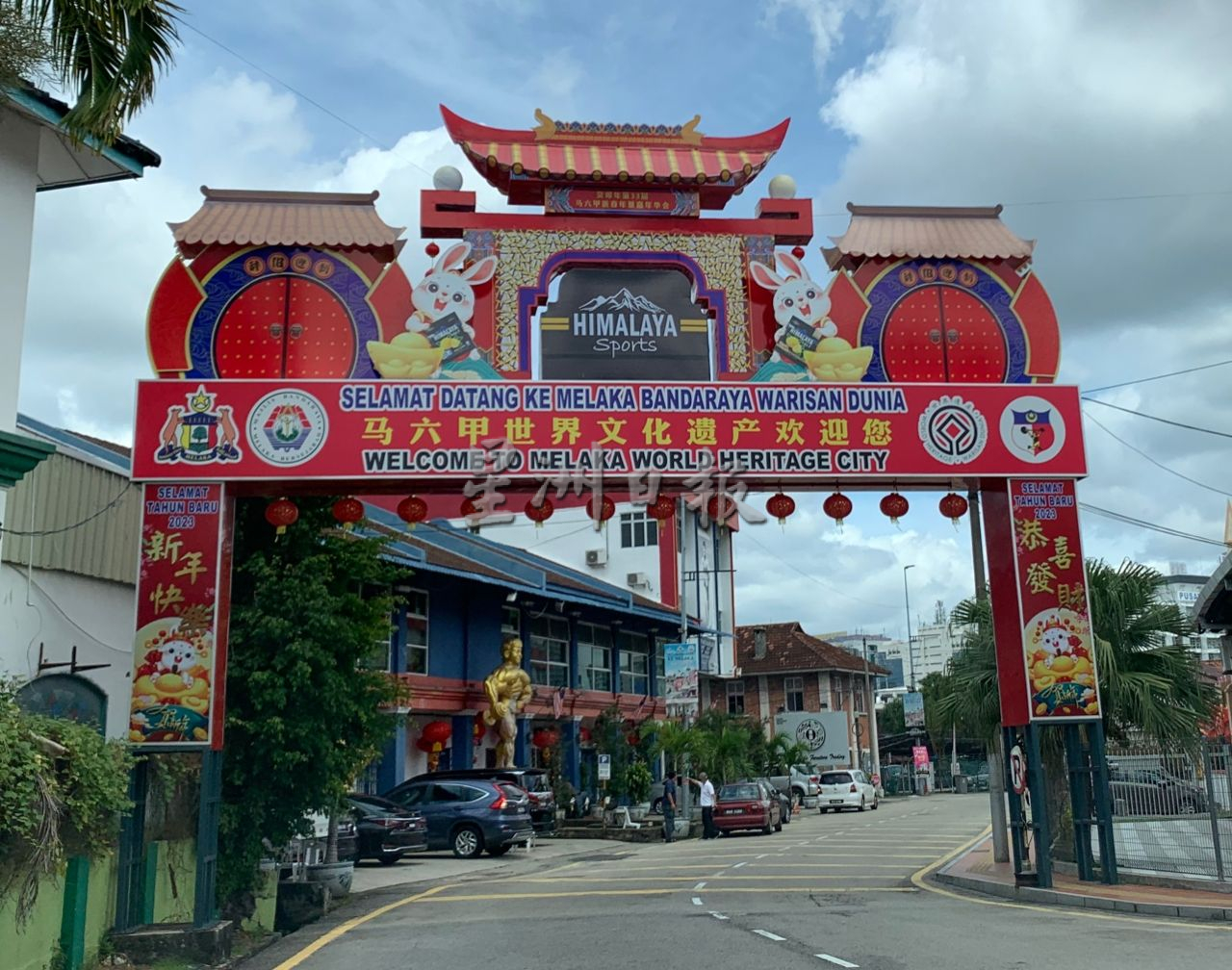 (古城封底主文)鸡场街挂灯笼红绫花灯贺岁旗 办庙会花市感受新年气氛