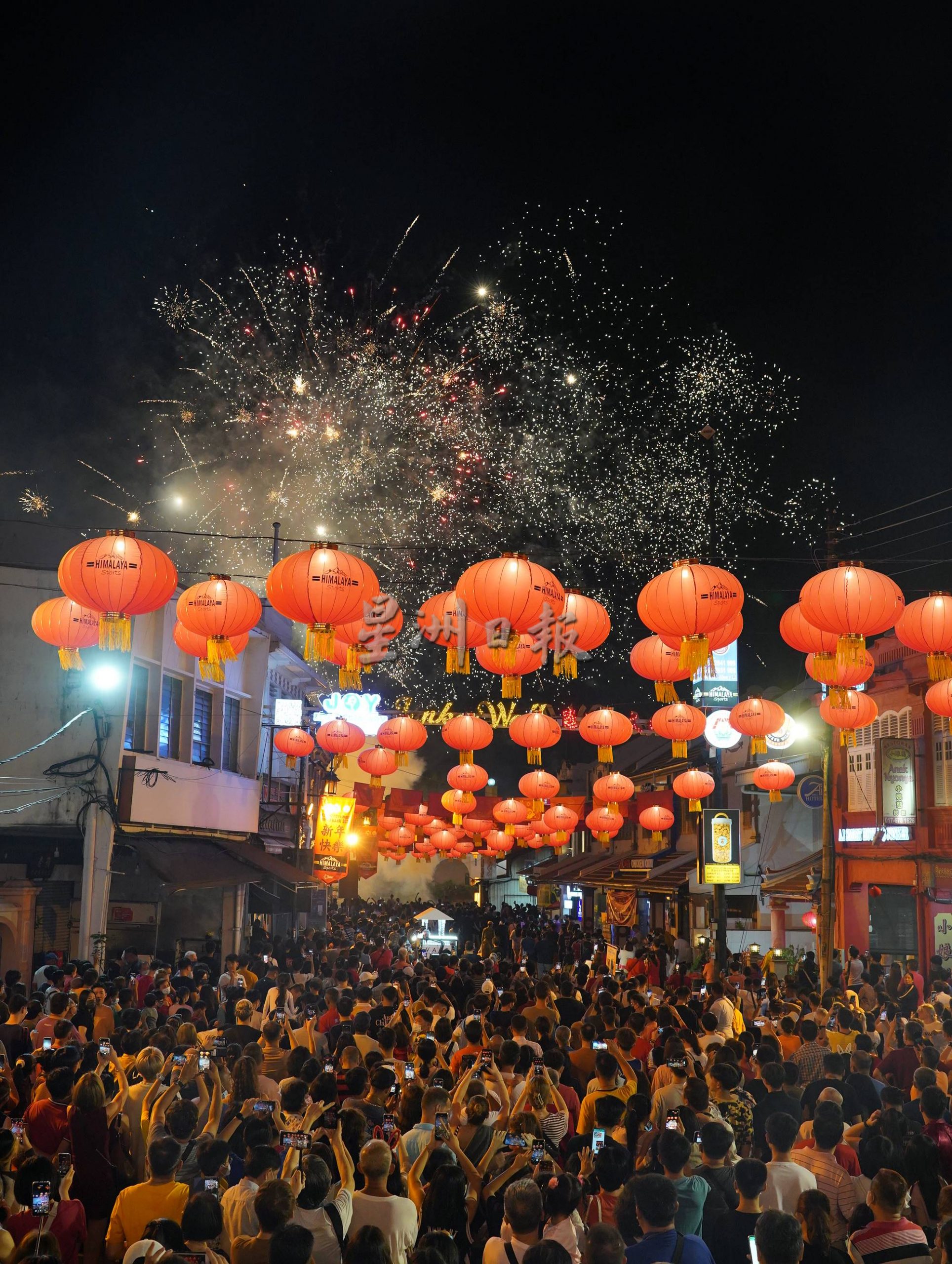 （古城封面主文）500尺红炮、财神爷派红包，2年疫情后鸡场街再次倒数迎新春，场面热爆