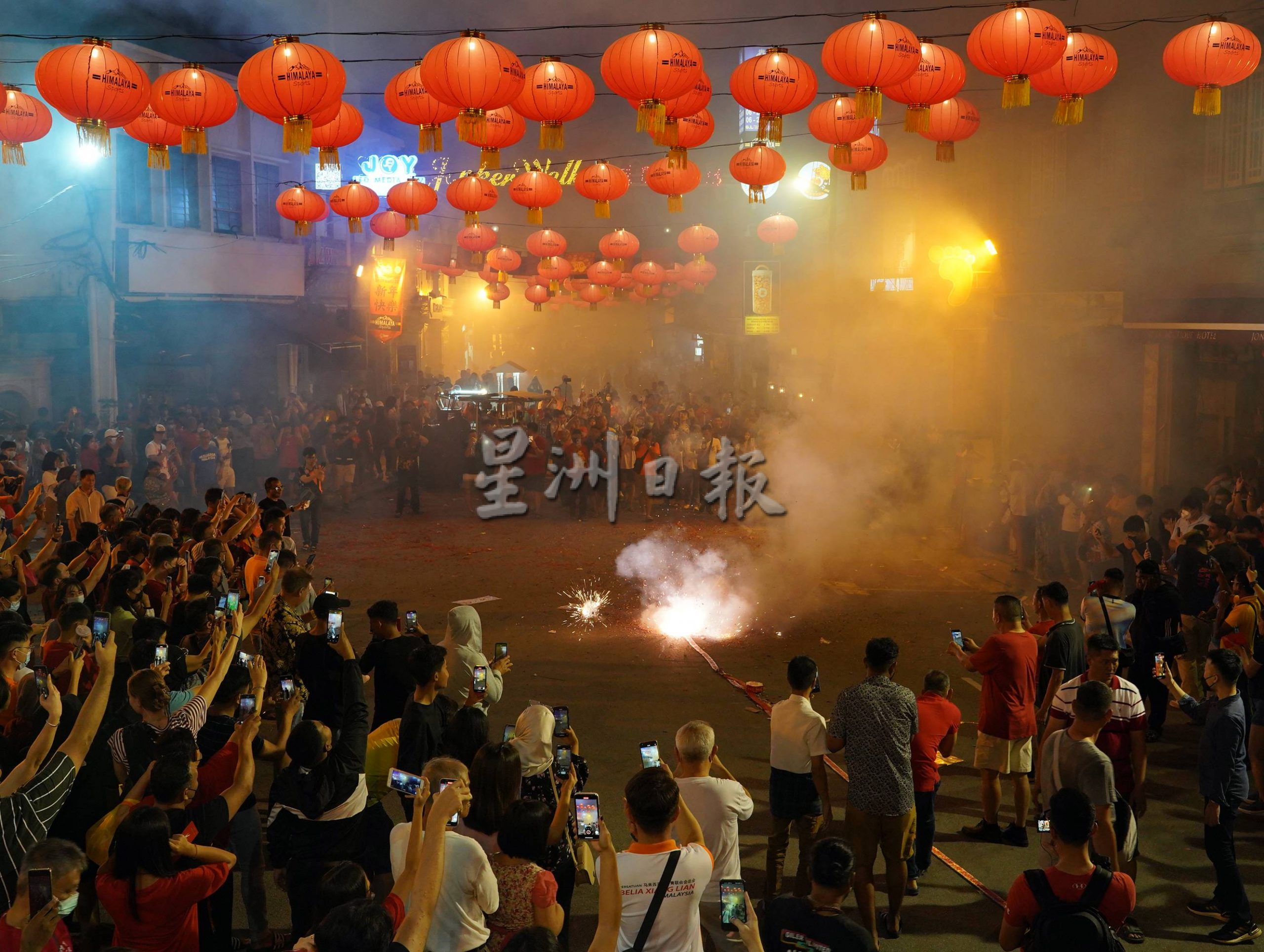 （古城封面主文）500尺红炮、财神爷派红包，2年疫情后鸡场街再次倒数迎新春，场面热爆