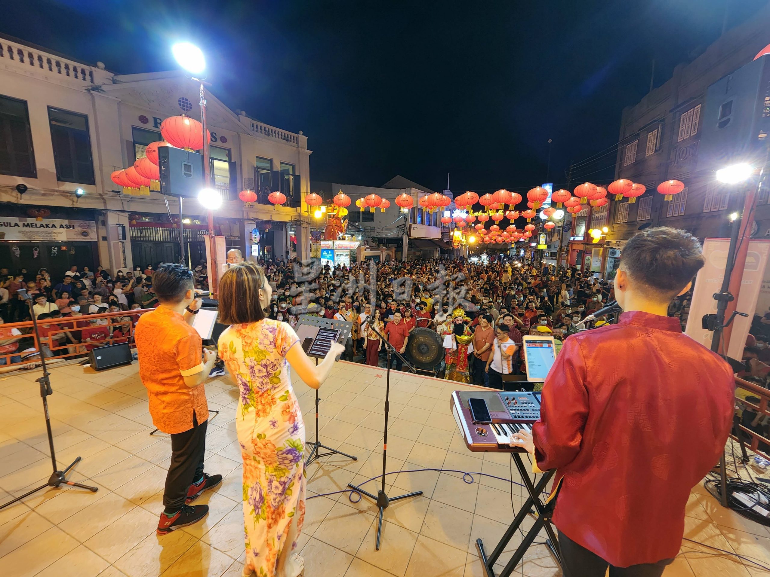 （古城封面主文）500尺红炮、财神爷派红包，2年疫情后鸡场街再次倒数迎新春，场面热爆