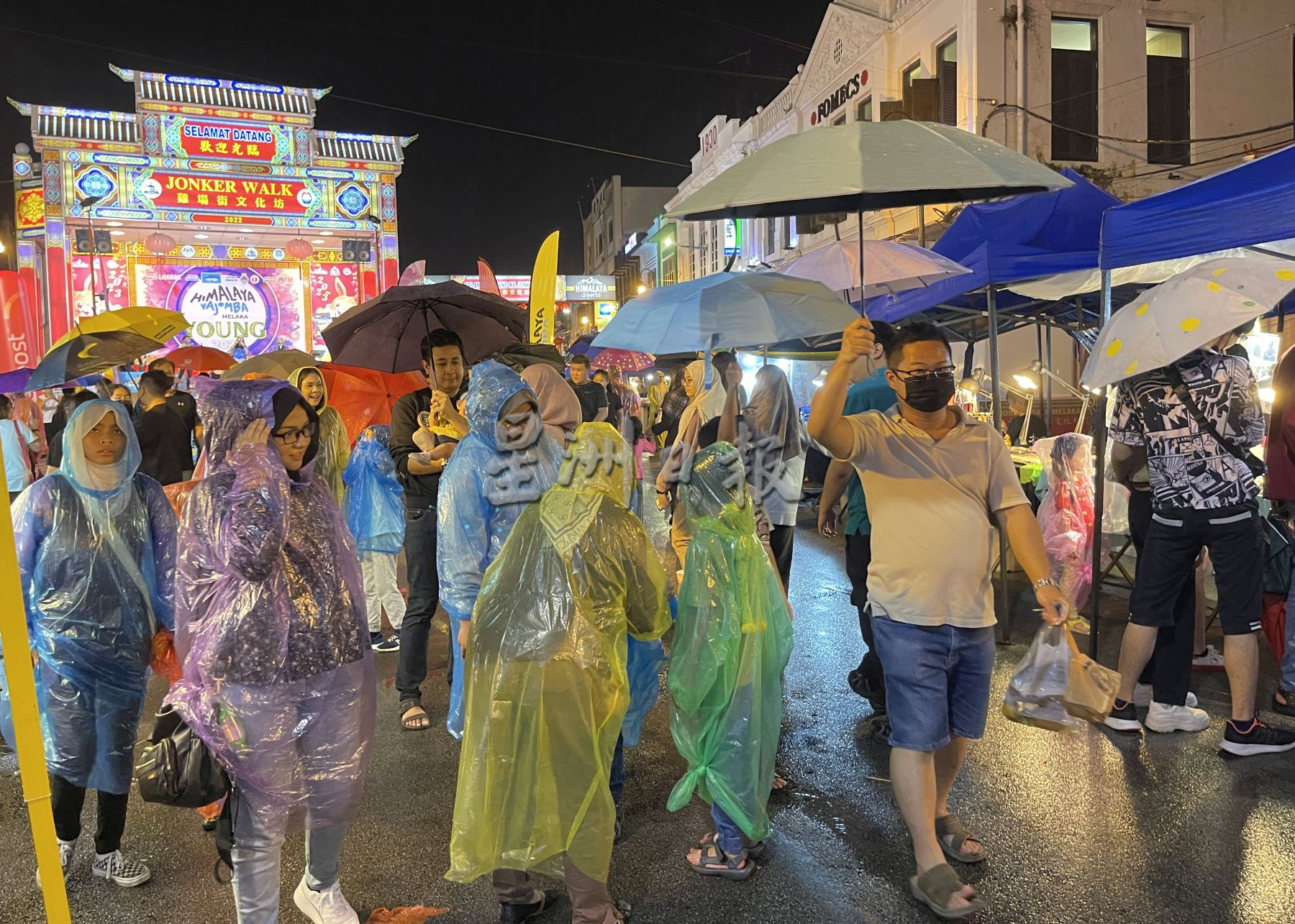 (古城封面主文)各族雨中齐聚鸡场街·迎新“新年快乐”!