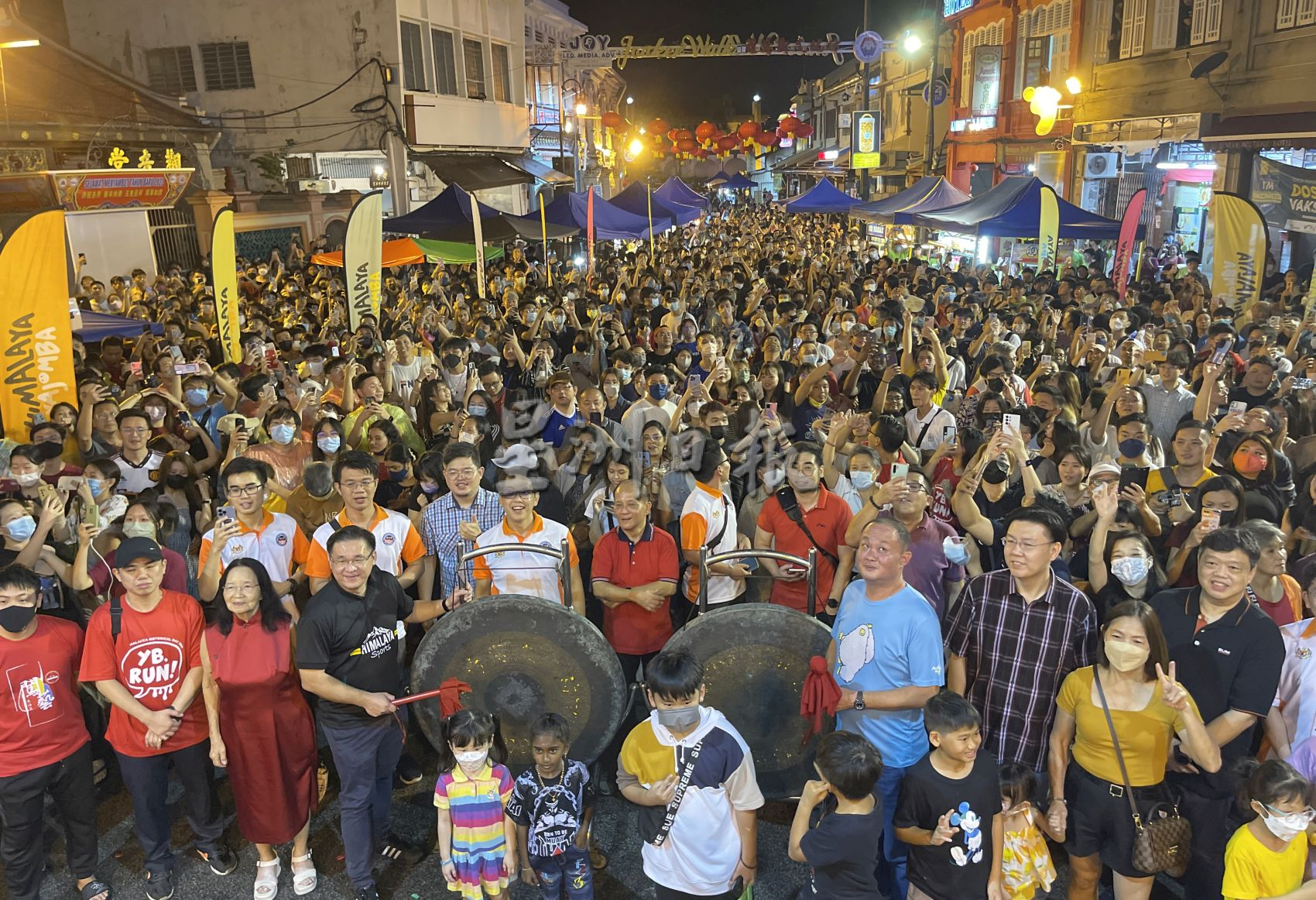 (古城封面主文)各族雨中齐聚鸡场街·迎新“新年快乐”!