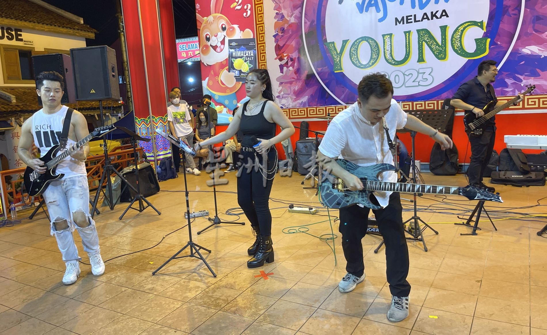 (古城封面主文)各族雨中齐聚鸡场街·迎新“新年快乐”!