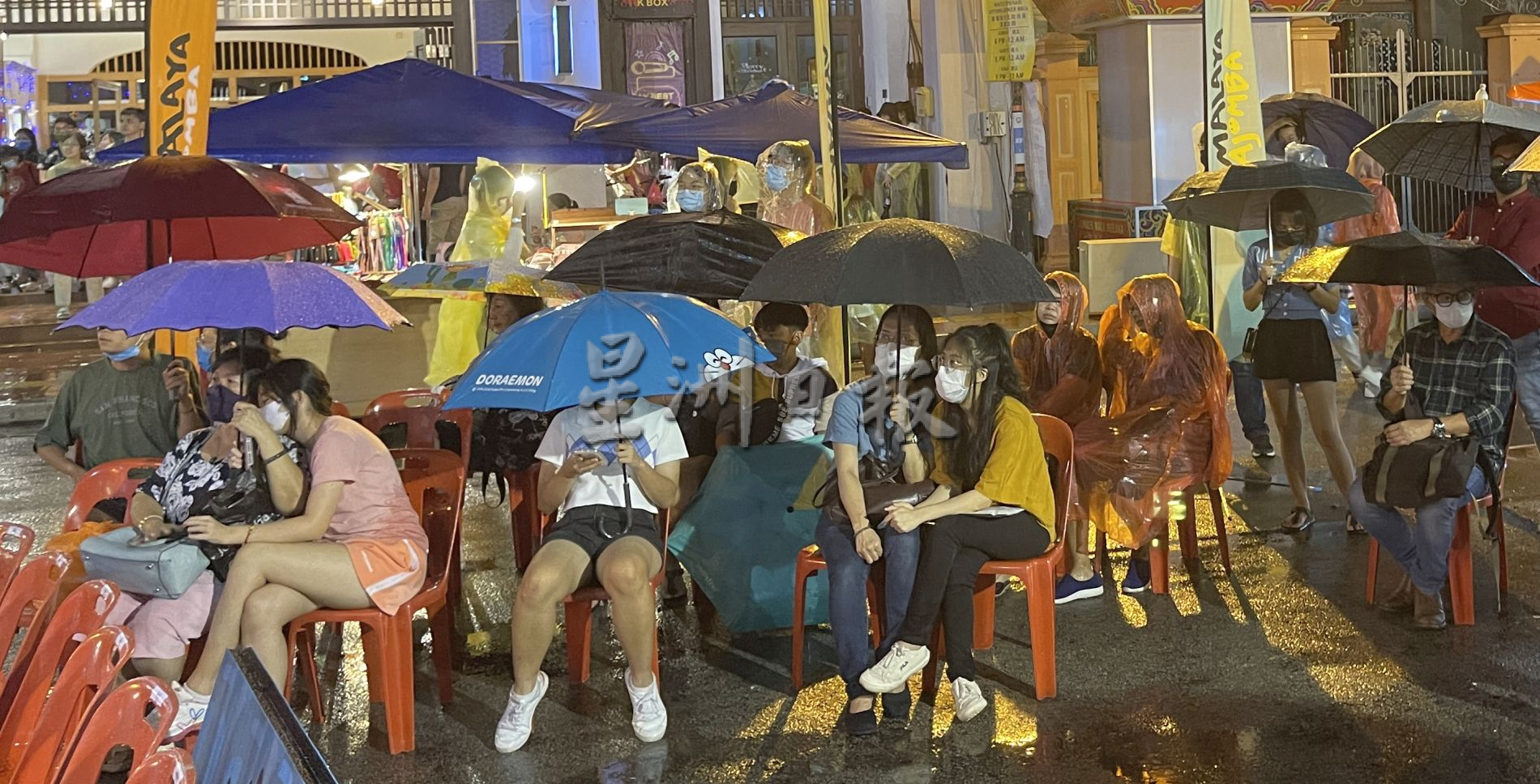 (古城封面主文)各族雨中齐聚鸡场街·迎新“新年快乐”!