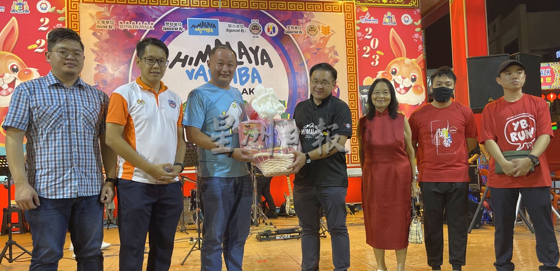 (古城封面主文)各族雨中齐聚鸡场街·迎新“新年快乐”!