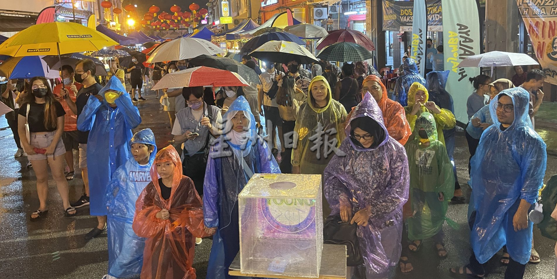 (古城封面主文)各族雨中齐聚鸡场街·迎新“新年快乐”!