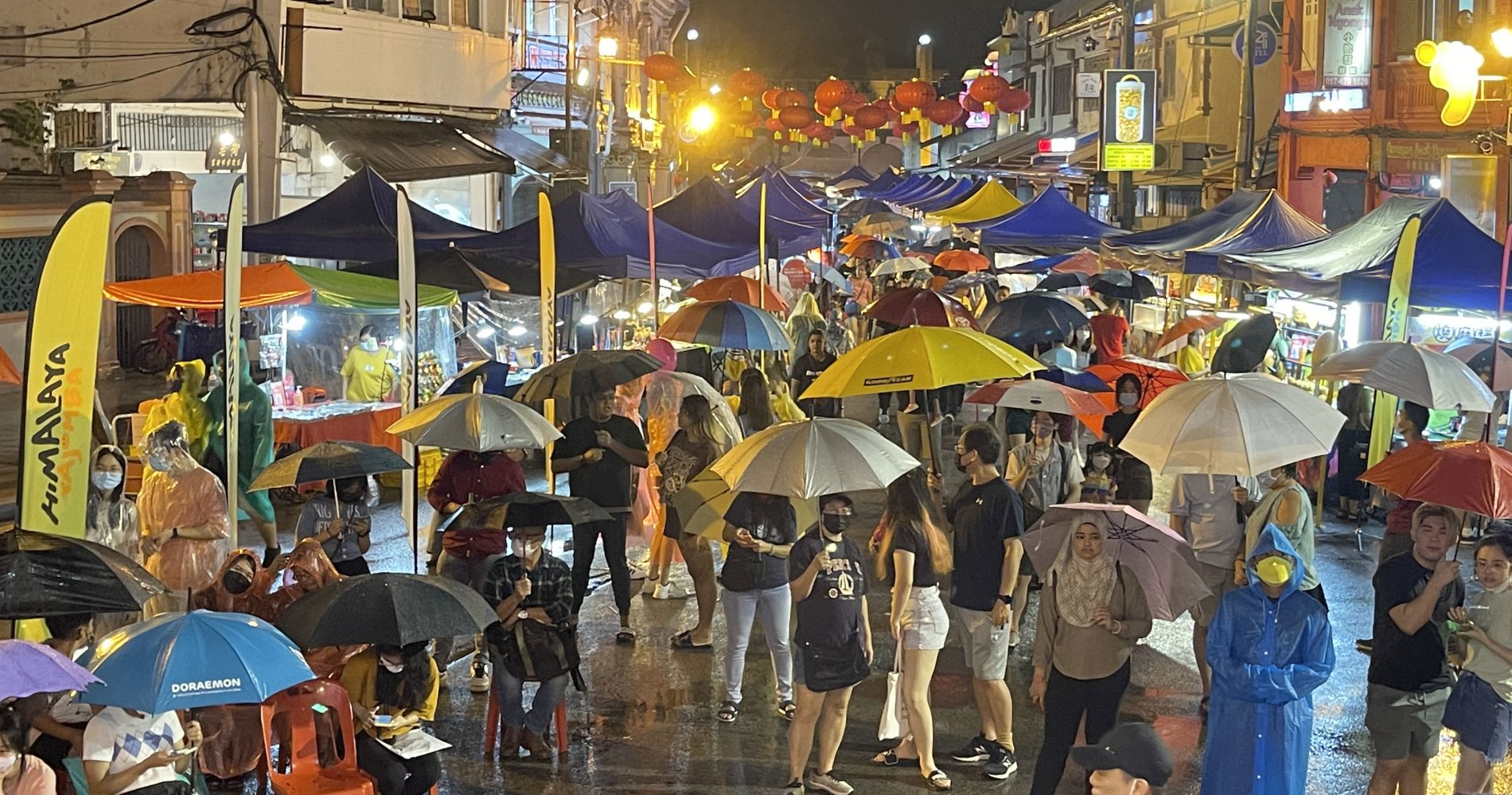 (古城封面主文)各族雨中齐聚鸡场街·迎新“新年快乐”!