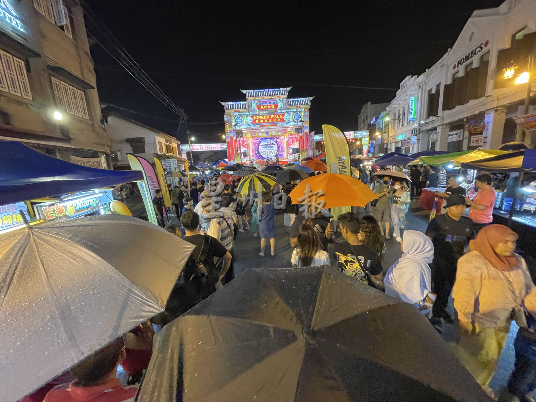 (古城封面主文)各族雨中齐聚鸡场街·迎新“新年快乐”!