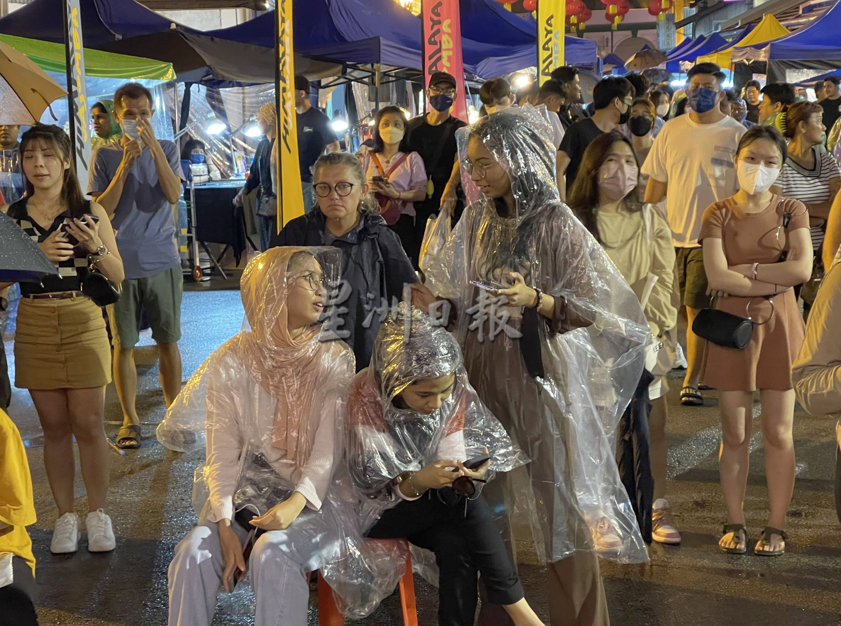 (古城封面主文)各族雨中齐聚鸡场街·迎新“新年快乐”!