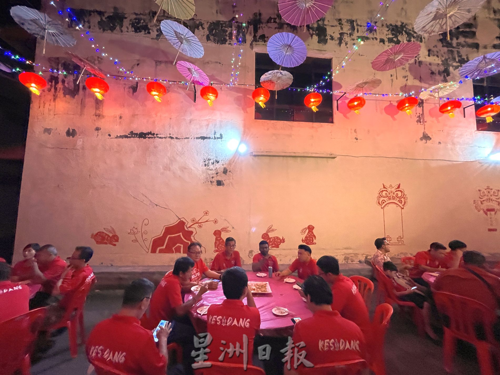 （古城封面主文）好运巷还原办桌文化·格西当志工庆团圆