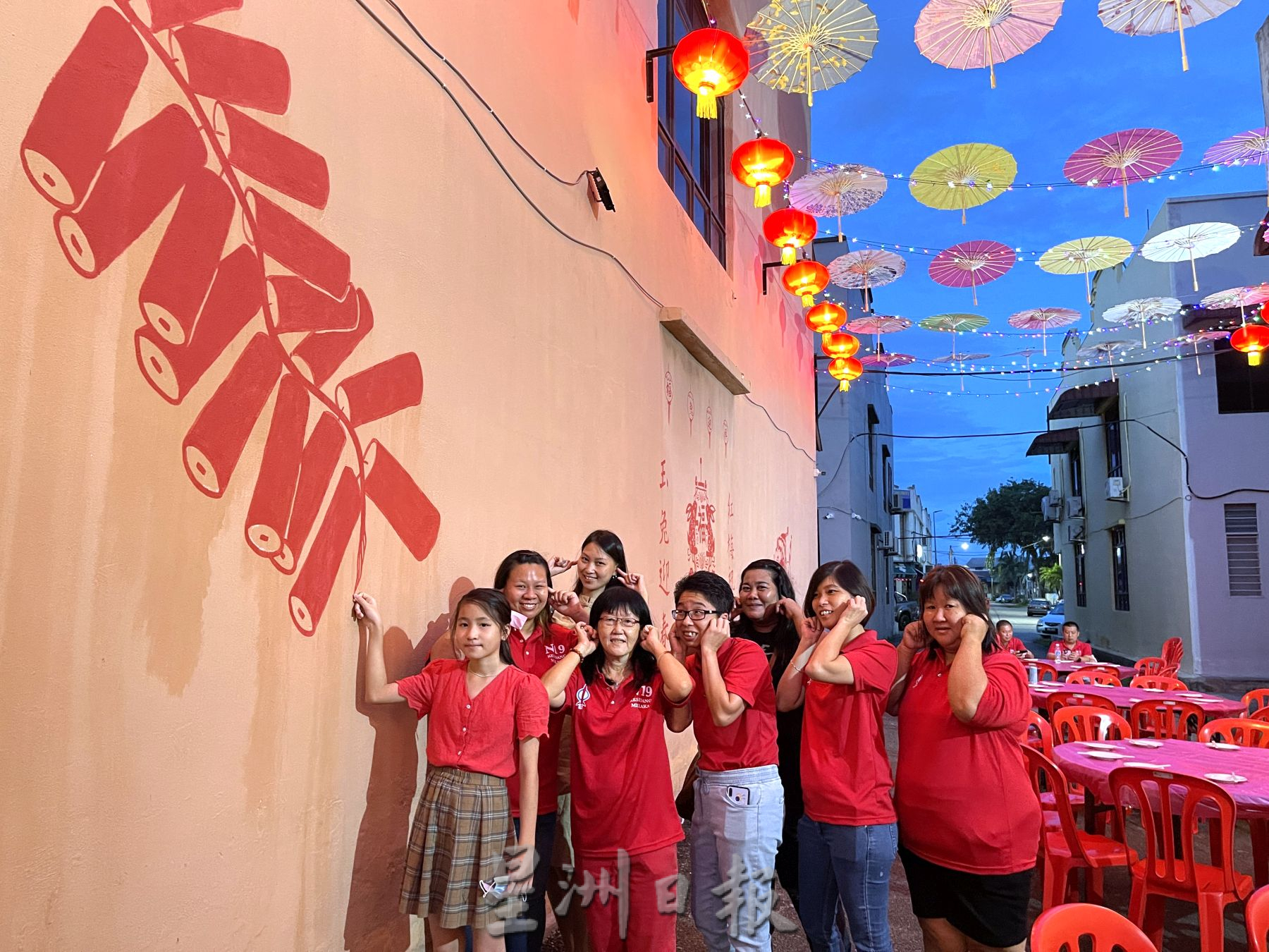 （古城封面主文）好运巷还原办桌文化·格西当志工庆团圆