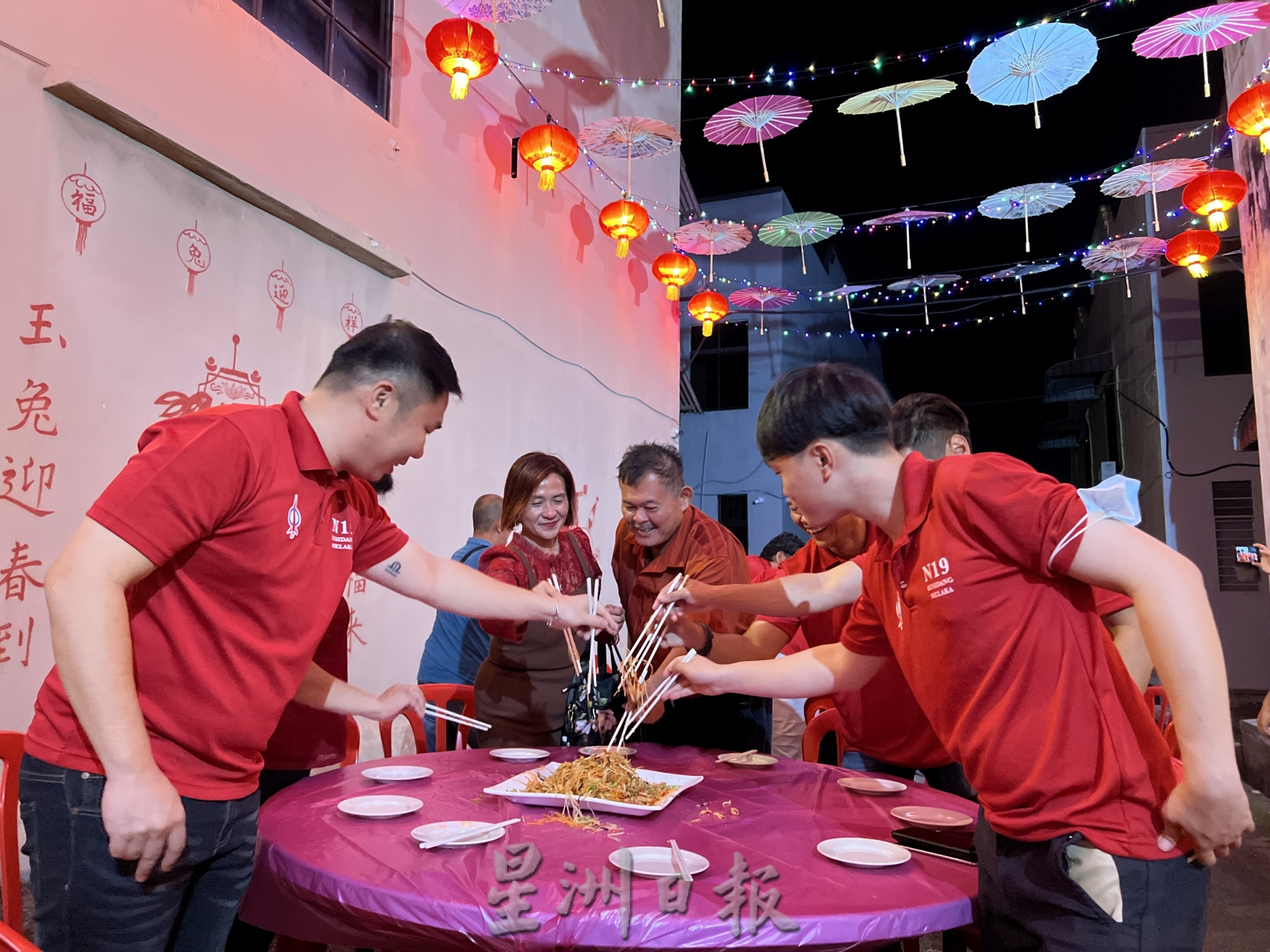 （古城封面主文）好运巷还原办桌文化·格西当志工庆团圆