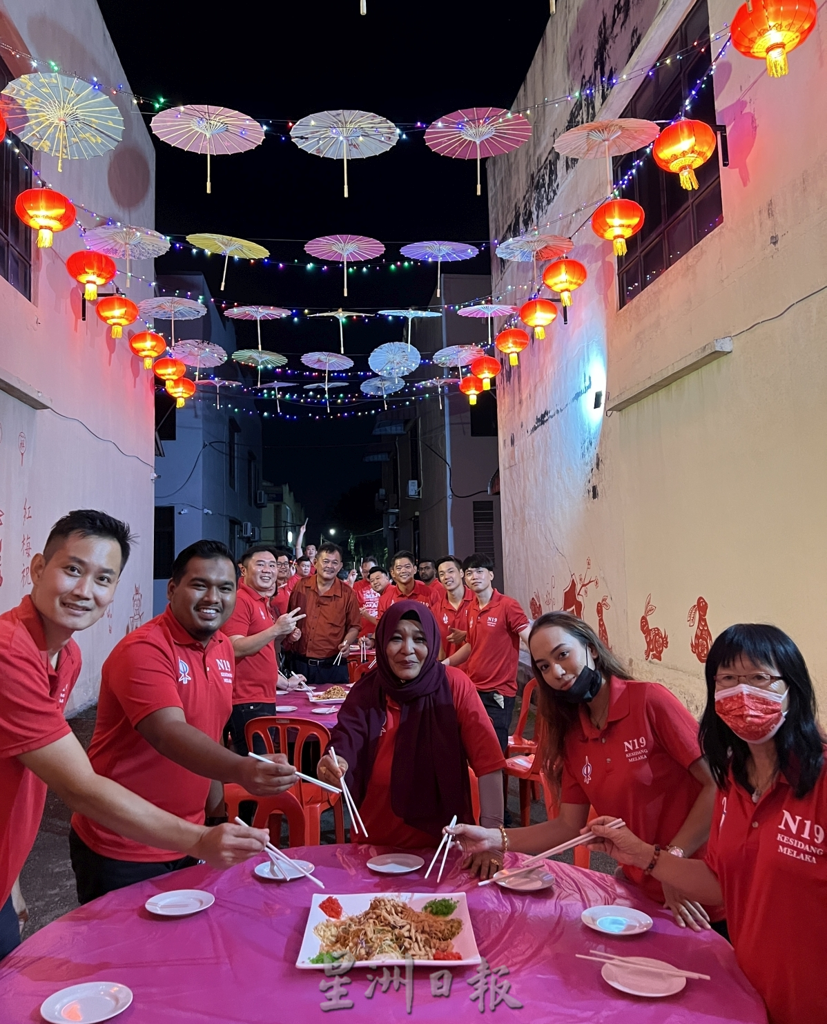 （古城封面主文）好运巷还原办桌文化·格西当志工庆团圆