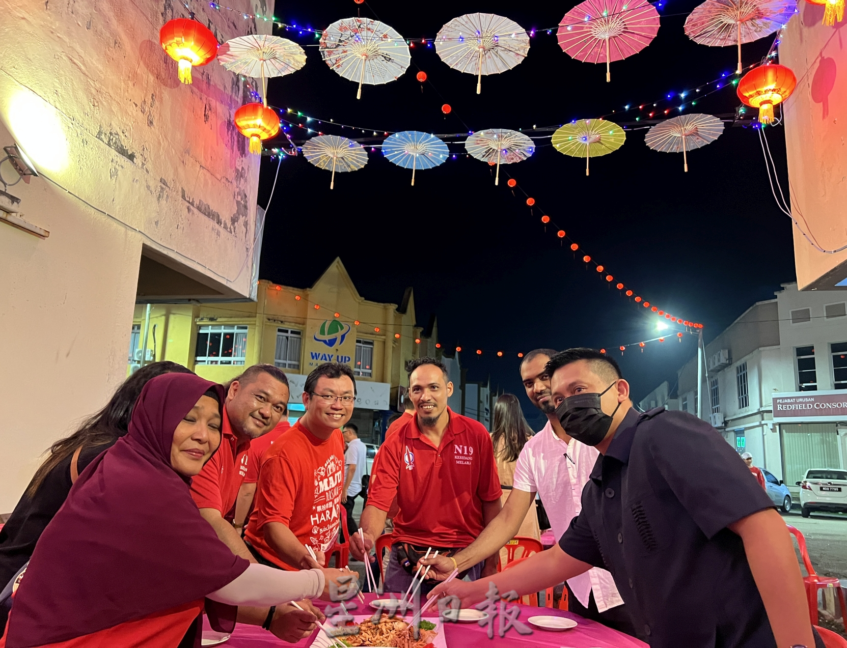 （古城封面主文）好运巷还原办桌文化·格西当志工庆团圆