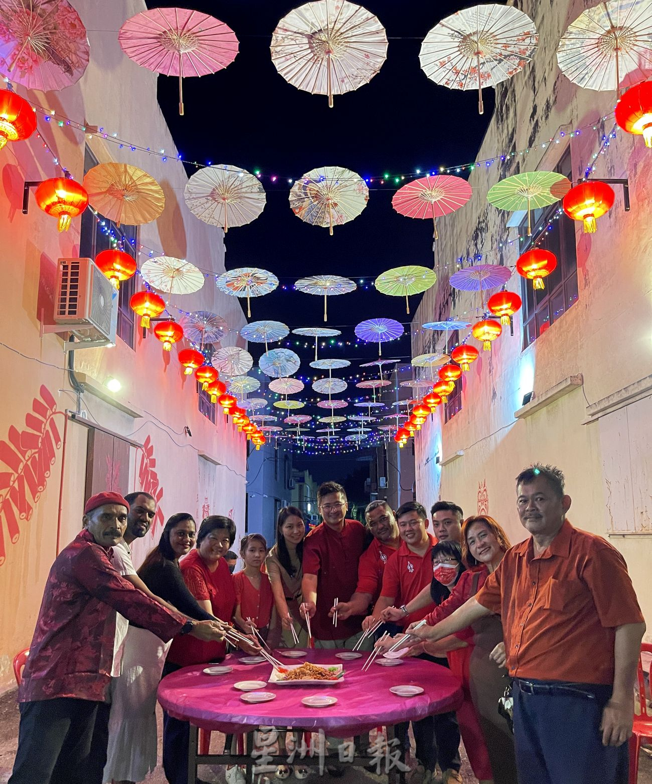 （古城封面主文）好运巷还原办桌文化·格西当志工庆团圆