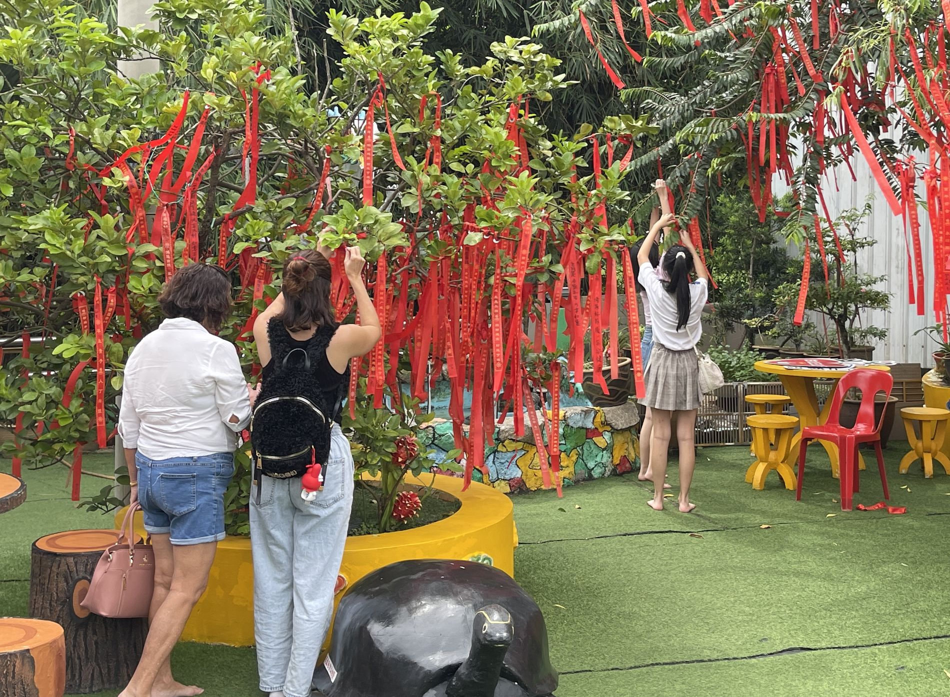 (古城封面主文)新春庙宇旅游成新趋势·国内外游客祈愿拍照打卡