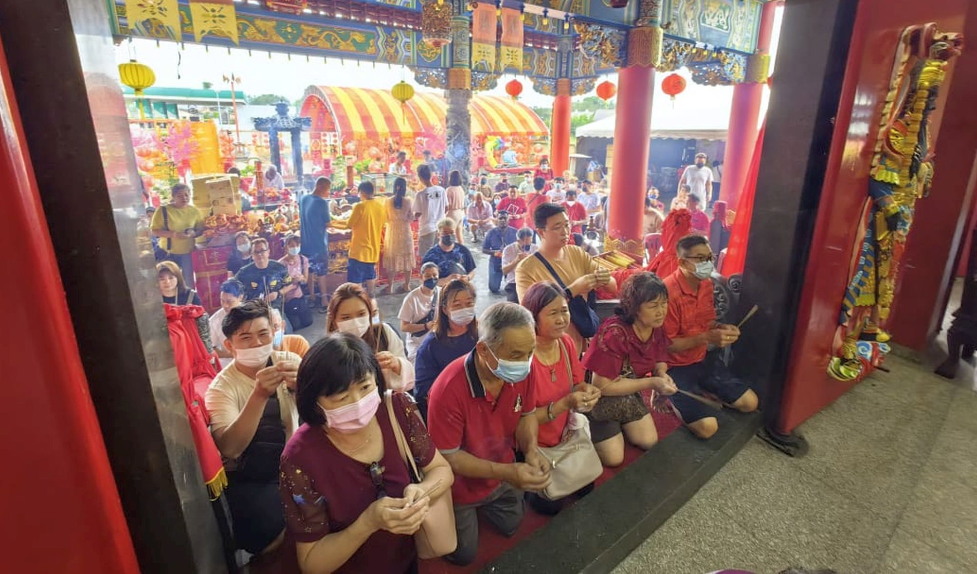 (古城封面主文)新春庙宇旅游成新趋势·国内外游客祈愿拍照打卡