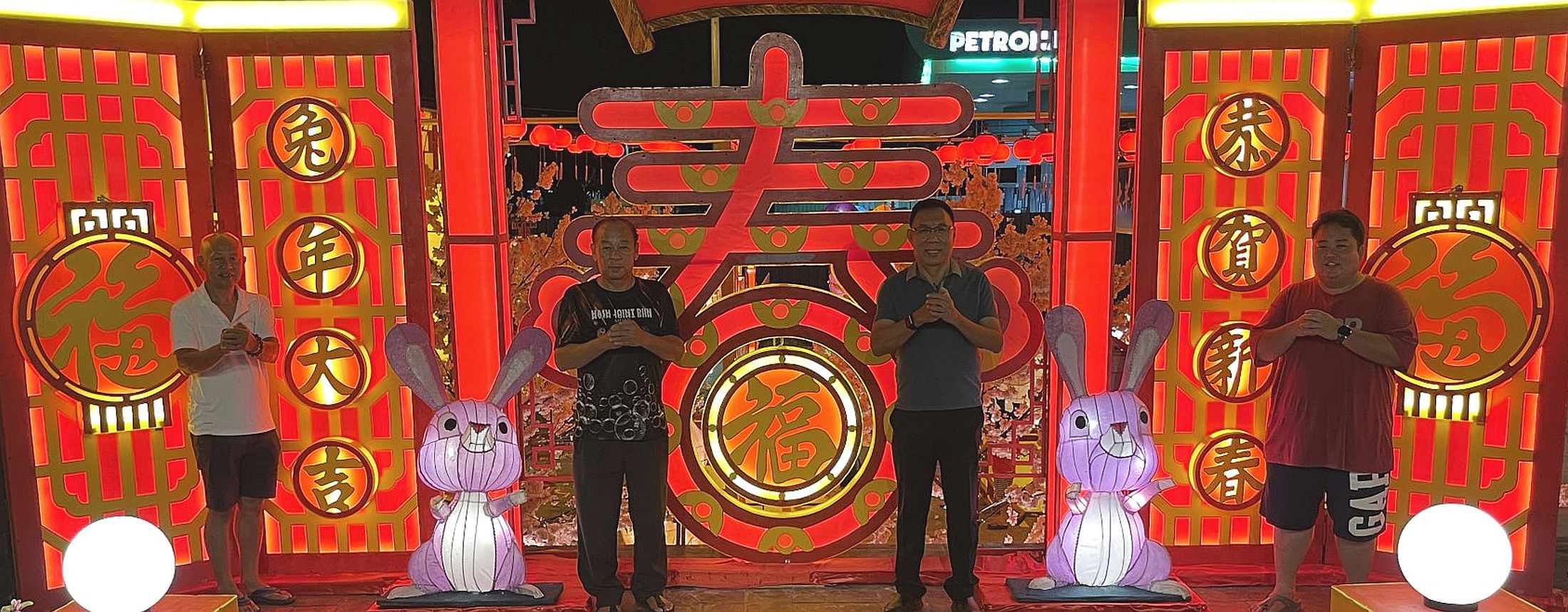 （古城封面主文）新春庙宇旅游成新趋势·国内外游客祈愿拍照打卡