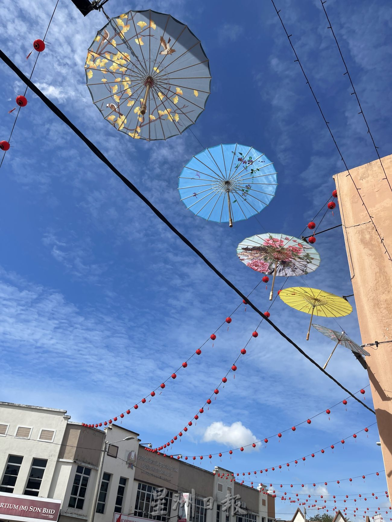 (古城封面主文)玛琳打造“年景伞巷”·谢守钦:散播欢乐给民众