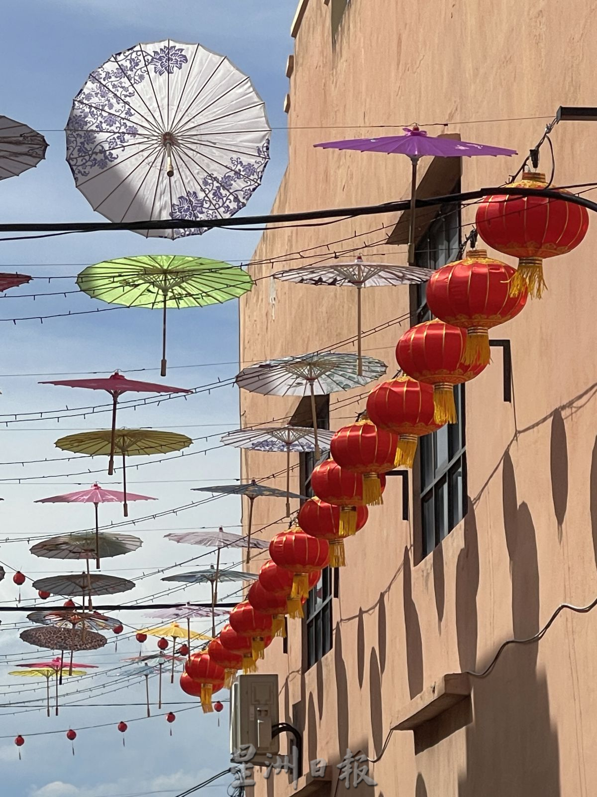 (古城封面主文)玛琳打造“年景伞巷”·谢守钦:散播欢乐给民众