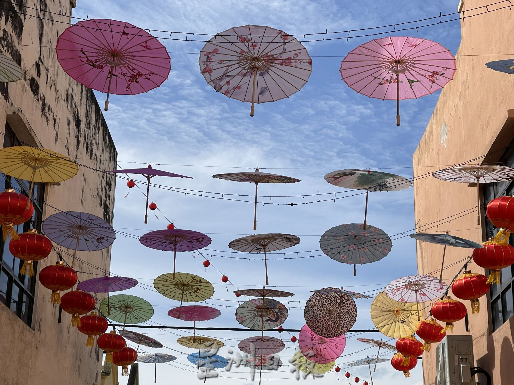 (古城封面主文)玛琳打造“年景伞巷”·谢守钦:散播欢乐给民众