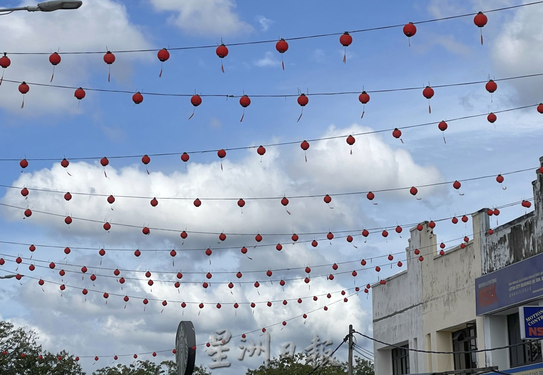 (古城封面主文)玛琳打造“年景伞巷”·谢守钦:散播欢乐给民众