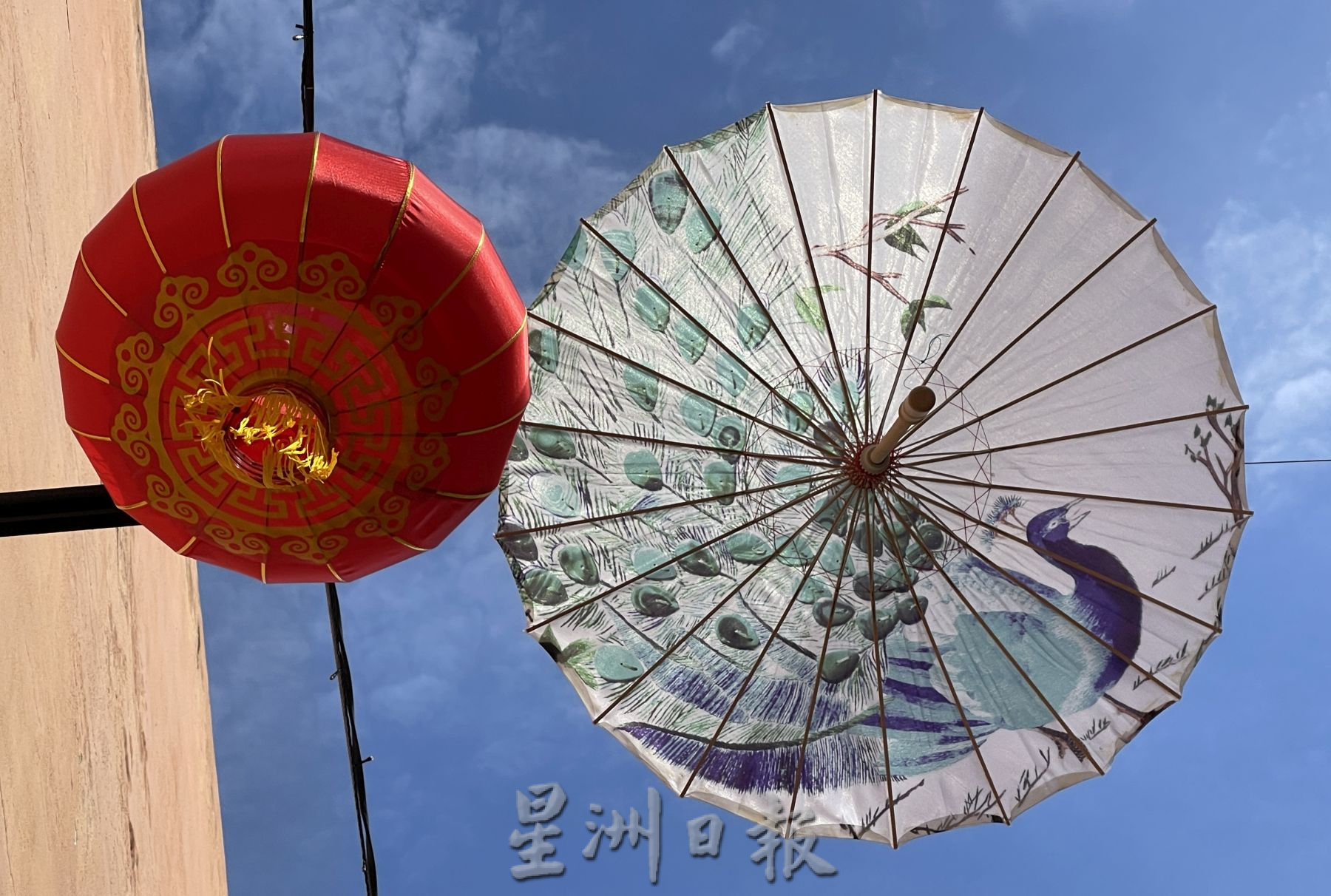 (古城封面主文)玛琳打造“年景伞巷”·谢守钦:散播欢乐给民众