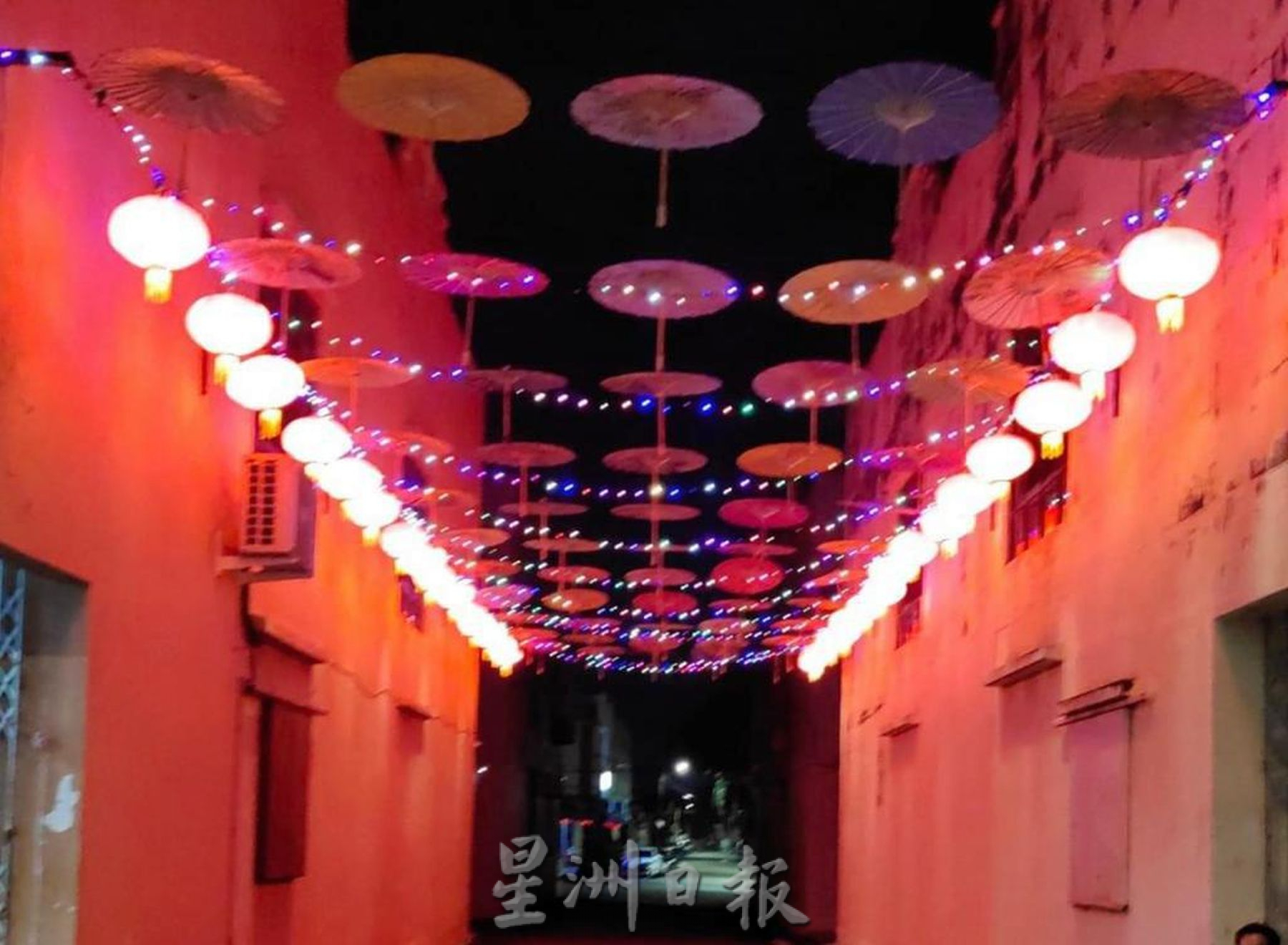 (古城封面主文)玛琳打造“年景伞巷”·谢守钦:散播欢乐给民众