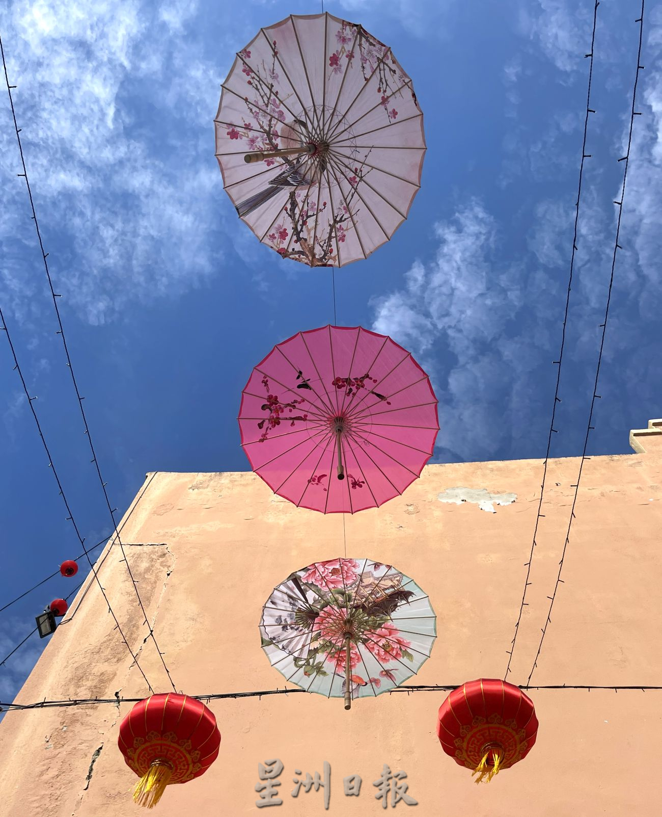 (古城封面主文)玛琳打造“年景伞巷”·谢守钦:散播欢乐给民众