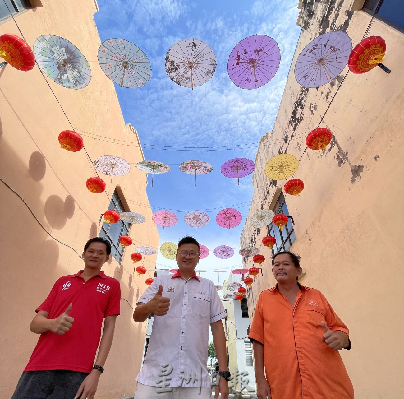 (古城封面主文)玛琳打造“年景伞巷”·谢守钦:散播欢乐给民众