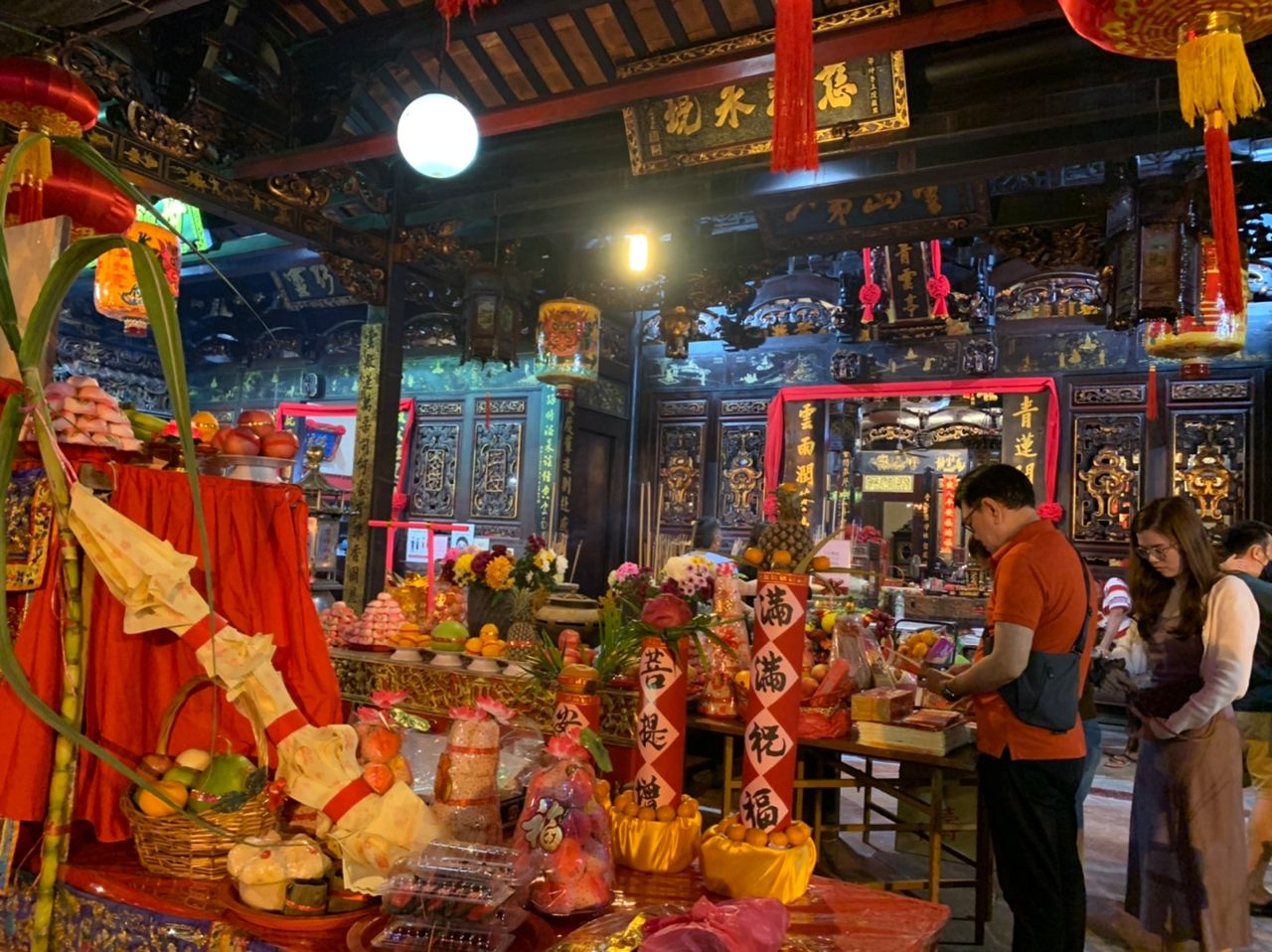 (古城封面主文)甲住家拜天公 神庙也开放拜天公,好热闹
