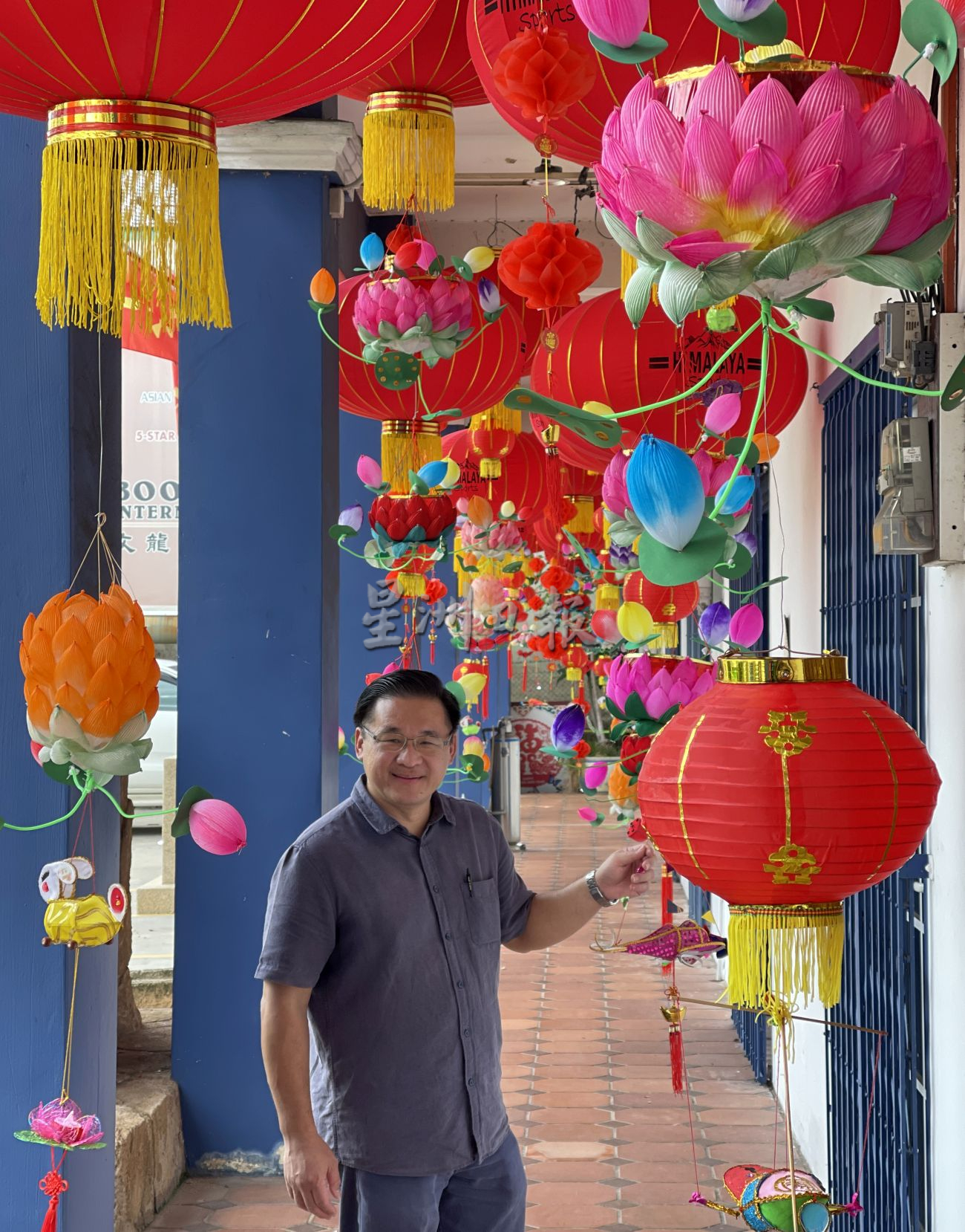 (古城封面主文)秦淮花灯向甲贺年·年景只有更美