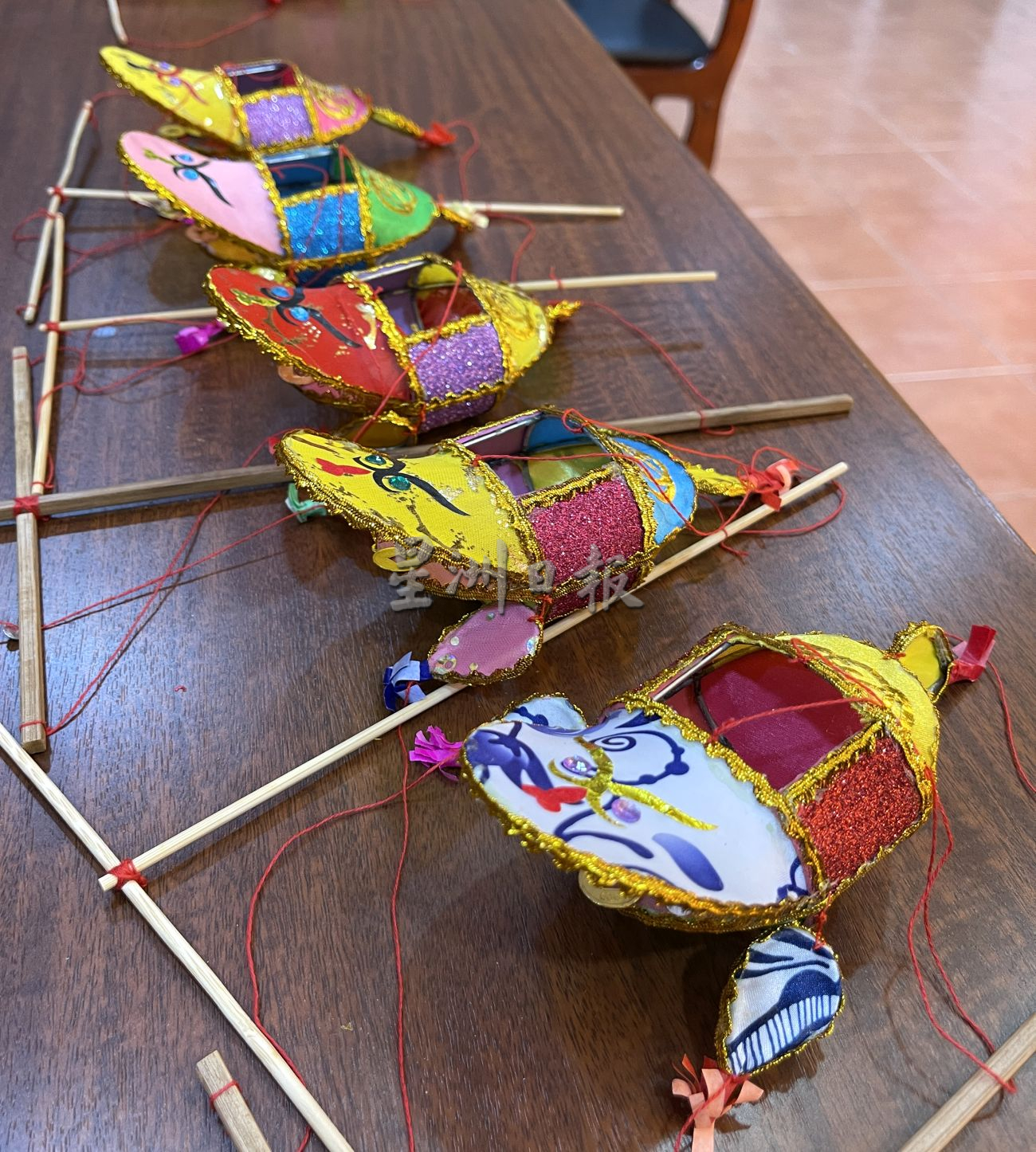 (古城封面主文)秦淮花灯向甲贺年·年景只有更美